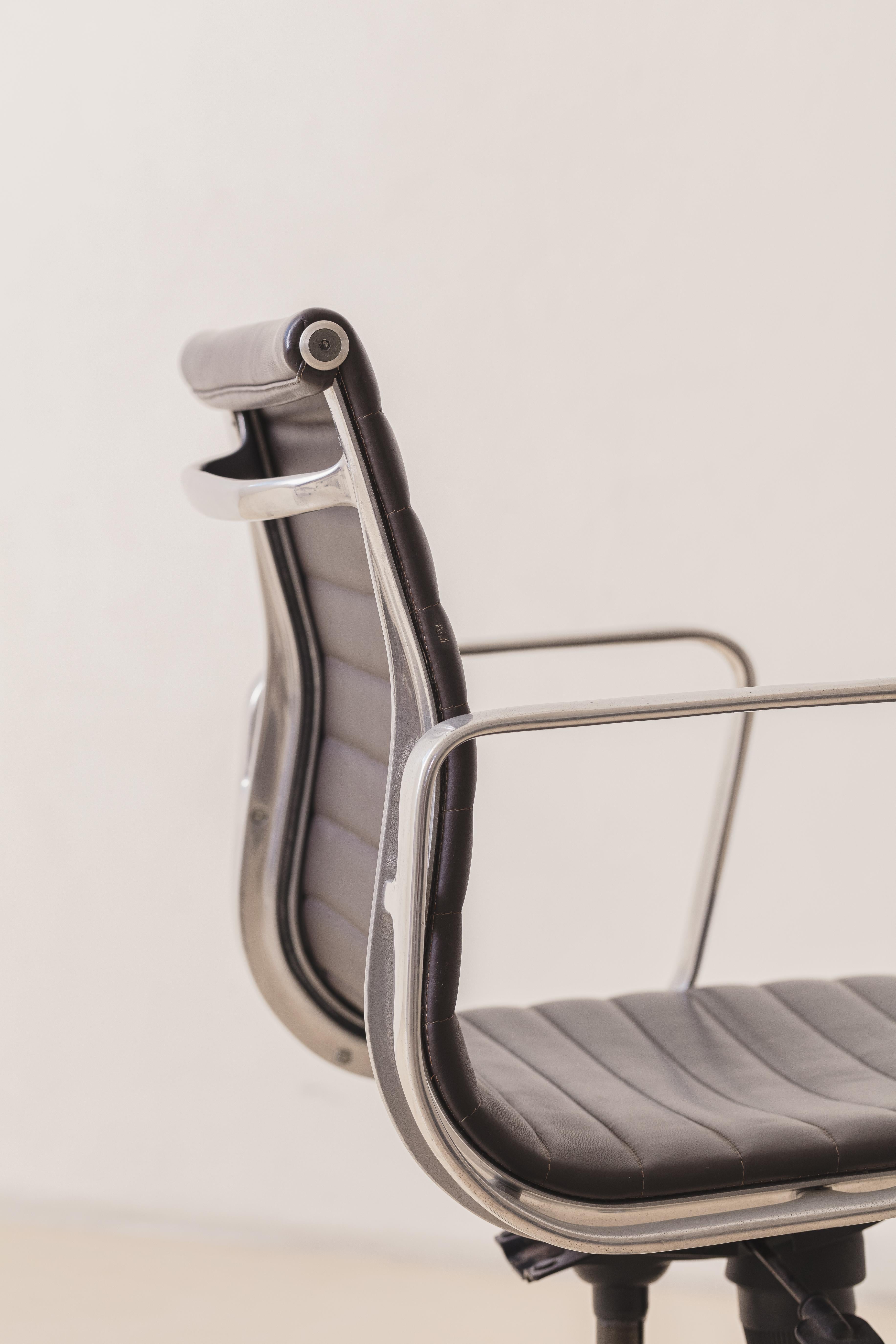 Silla de oficina Charles and Ray Eames EA117, Aluminio fundido, Piel sintética, 1958 en Bueno estado para la venta en New York, NY