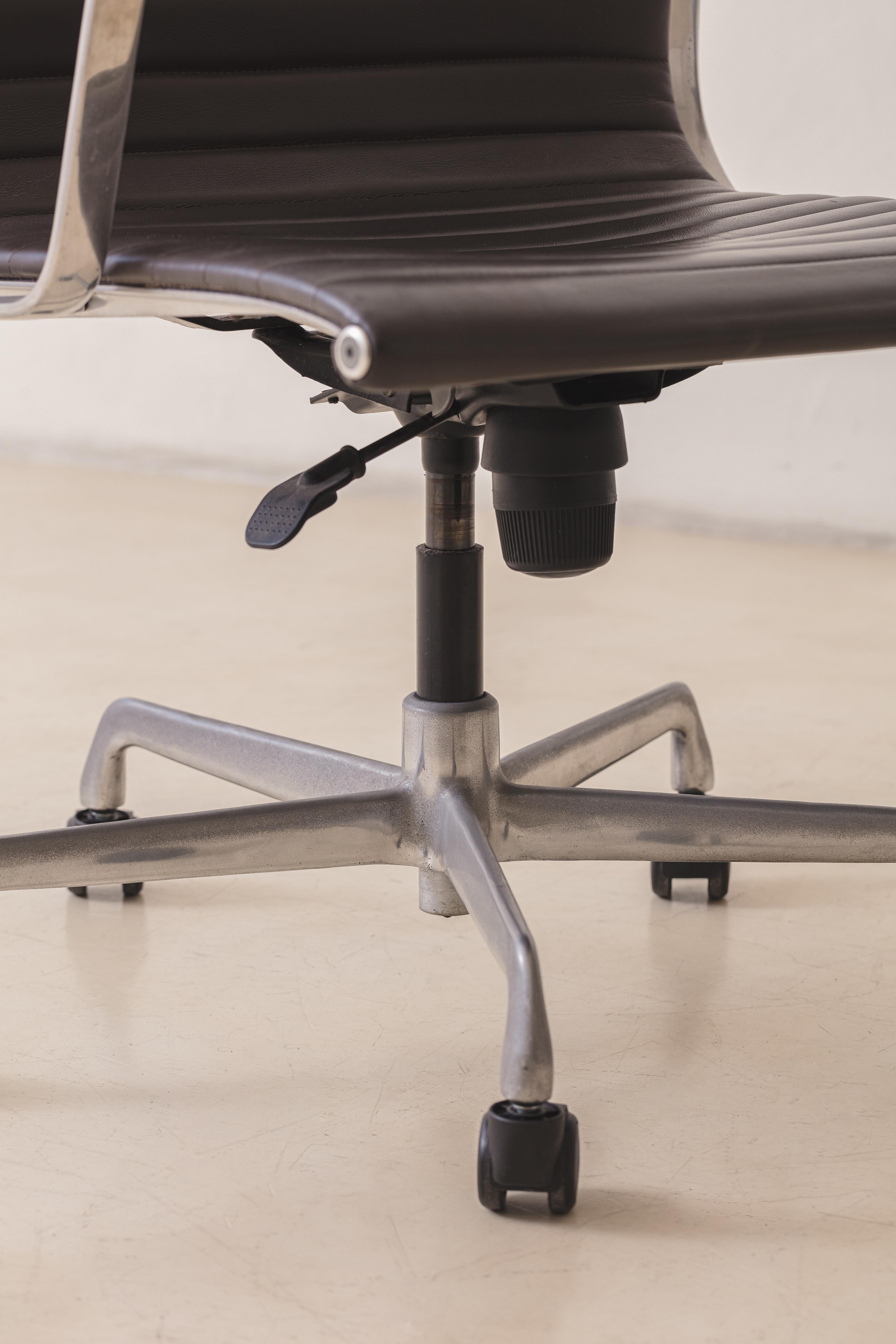 Silla de oficina Charles and Ray Eames EA117, Aluminio fundido, Piel sintética, 1958 mediados del siglo XX en venta