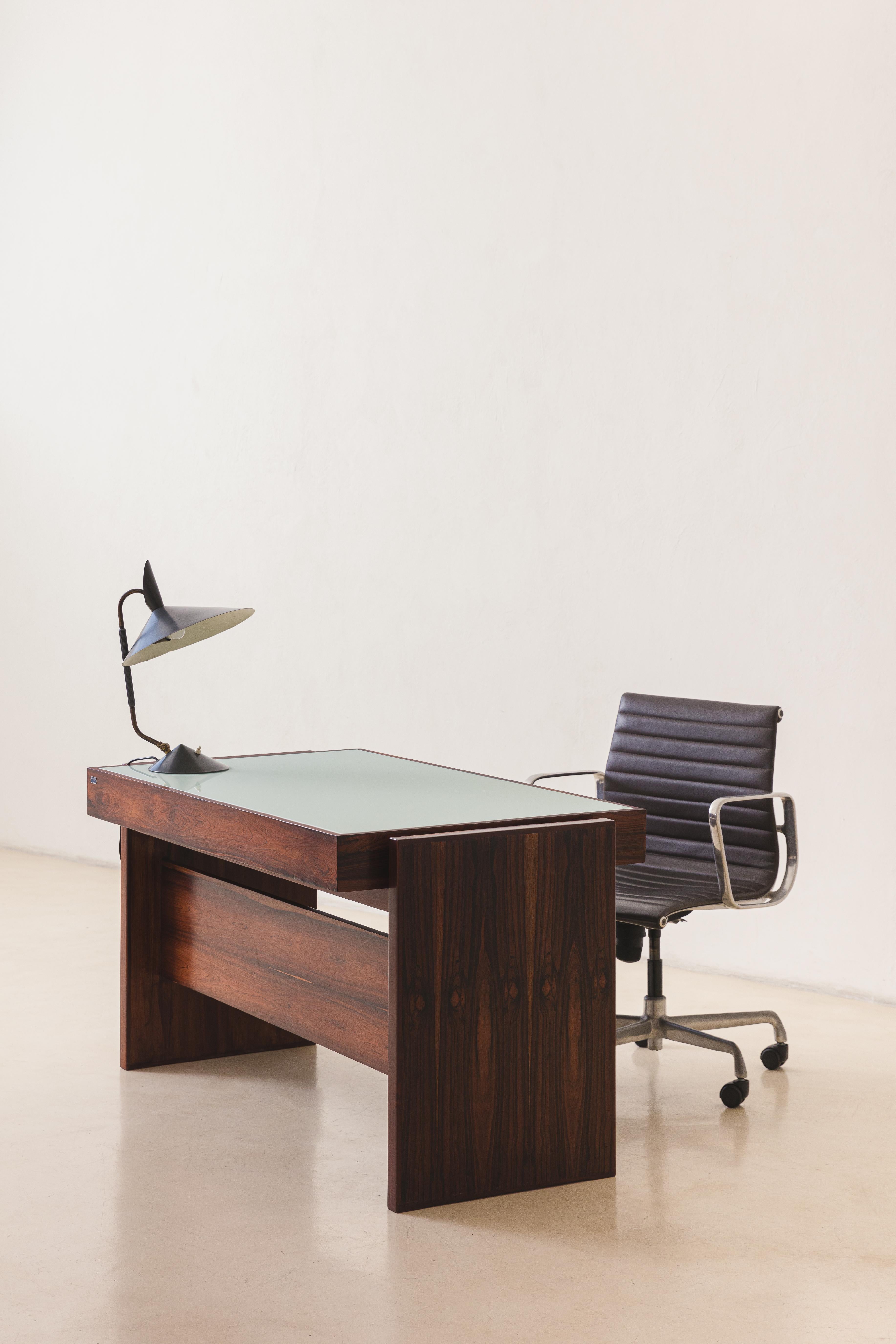 Silla de oficina Charles and Ray Eames EA117, Aluminio fundido, Piel sintética, 1958 en venta 1