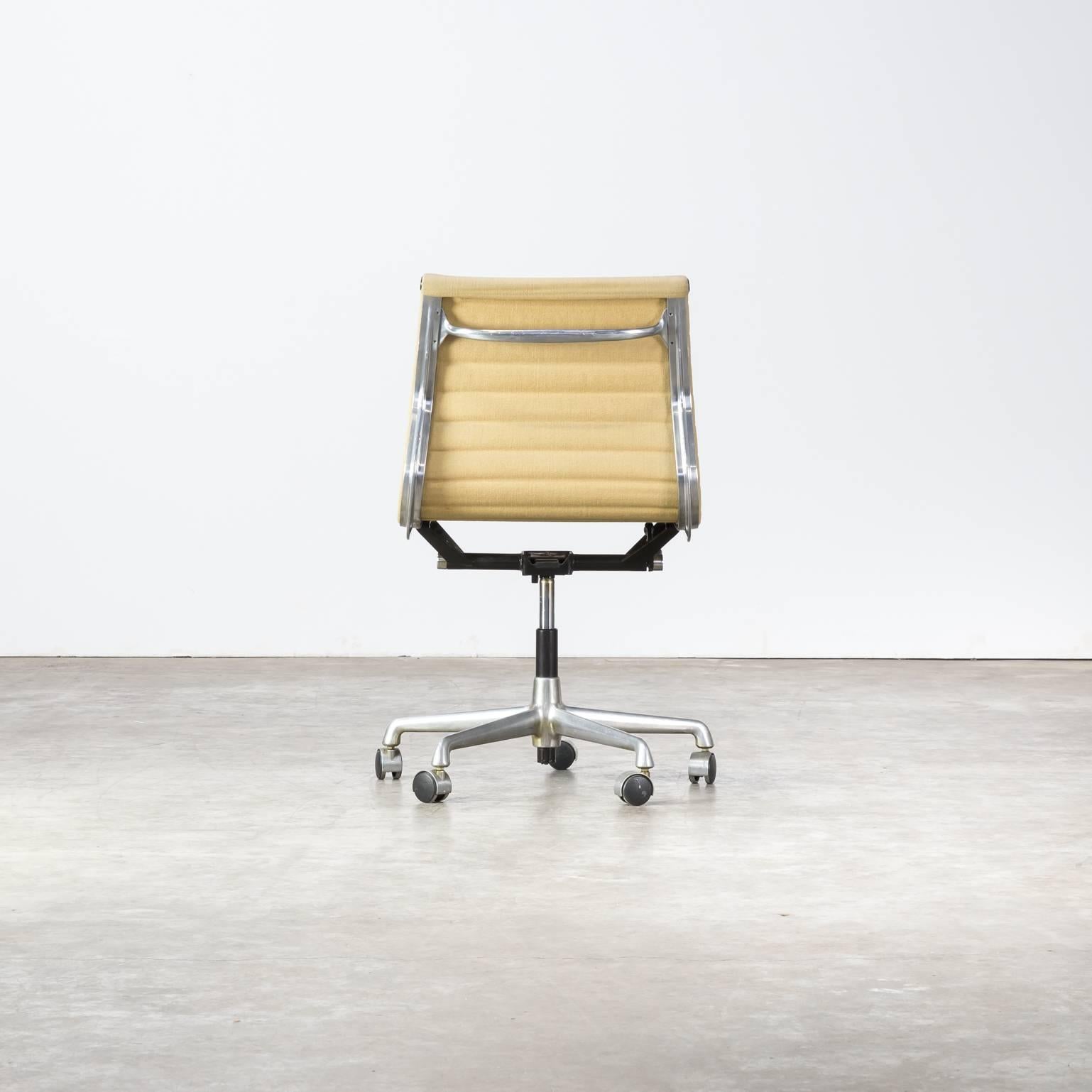 Mid-Century Modern Charles and Ray Eames EA118 Office Chair for Herman Miller For Sale