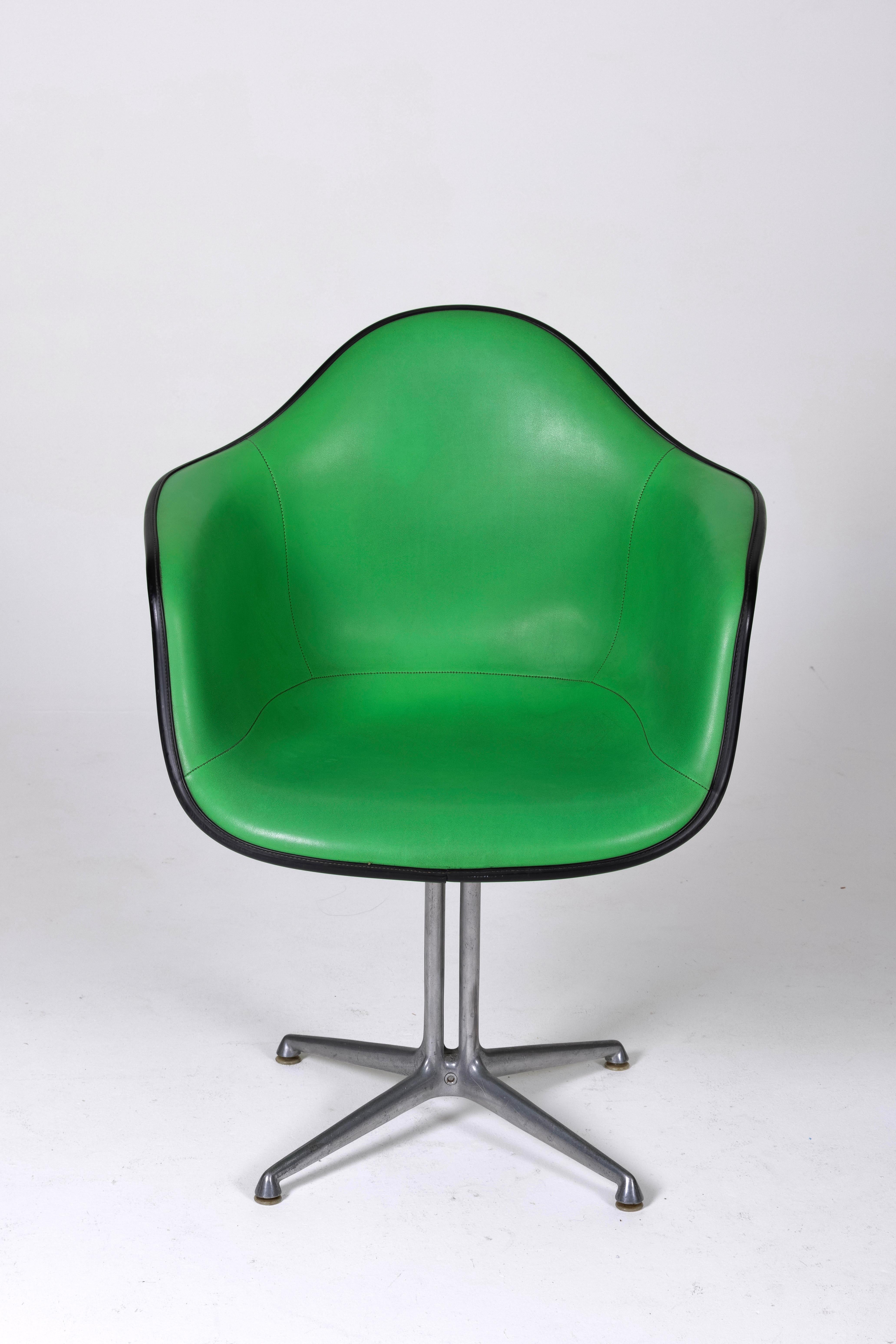 Charles and Ray Eames' Eames Plastic leather armchair. In Good Condition In PARIS, FR
