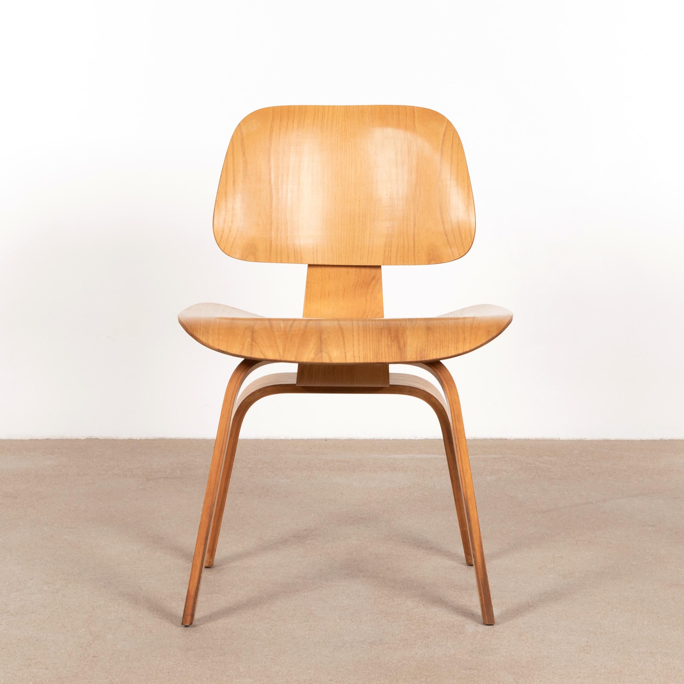 Iconic DCW dining chair in ash plywood. The ash veneer is in very good condition with nice patina. Early Herman Miller production from June 1953 (4-2-5 screw configuration), just after Herman Miller took over production from Evans Products Company,