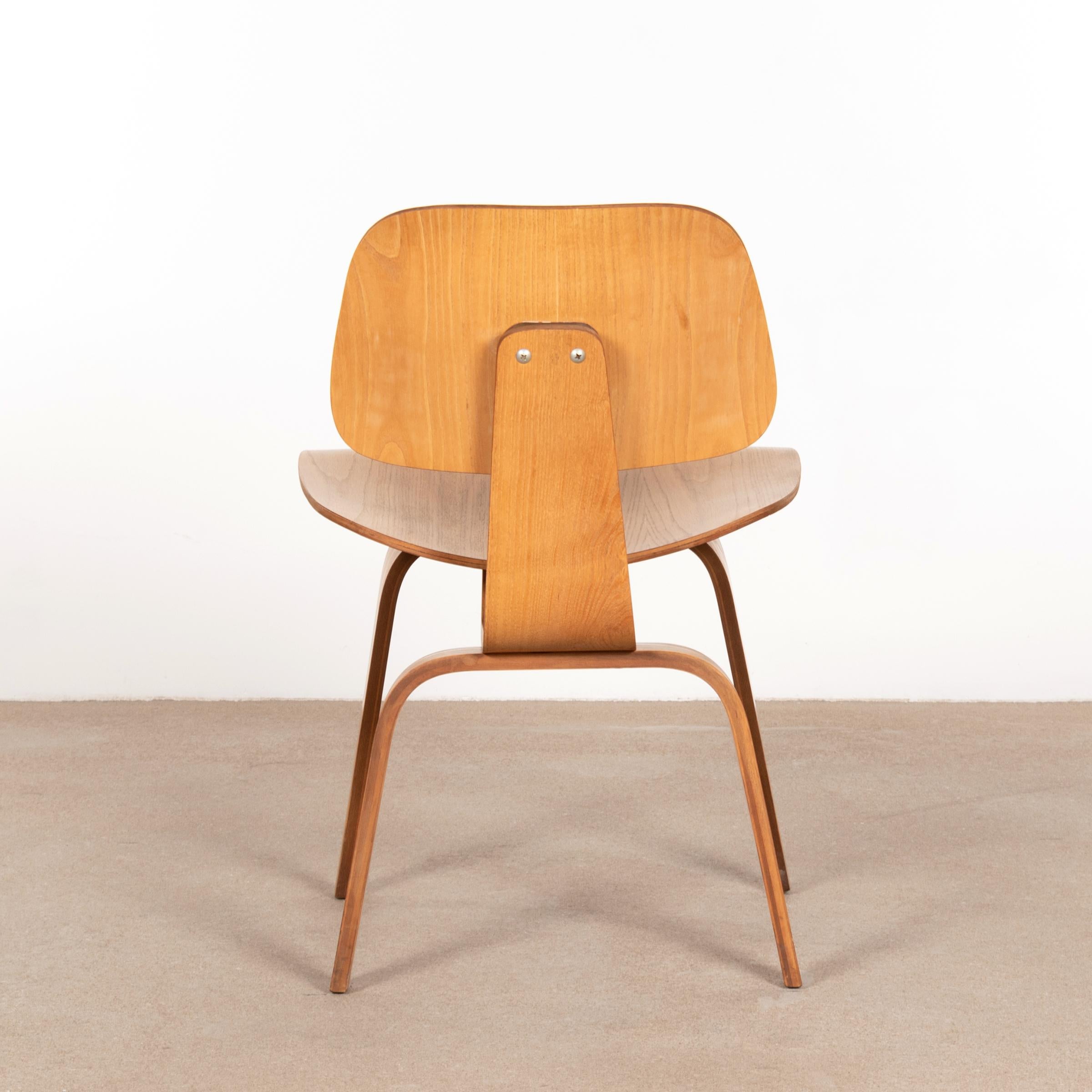 Charles and Ray Eames early DCW Ash Dining Chair for Herman Miller In Good Condition In Amsterdam, NL