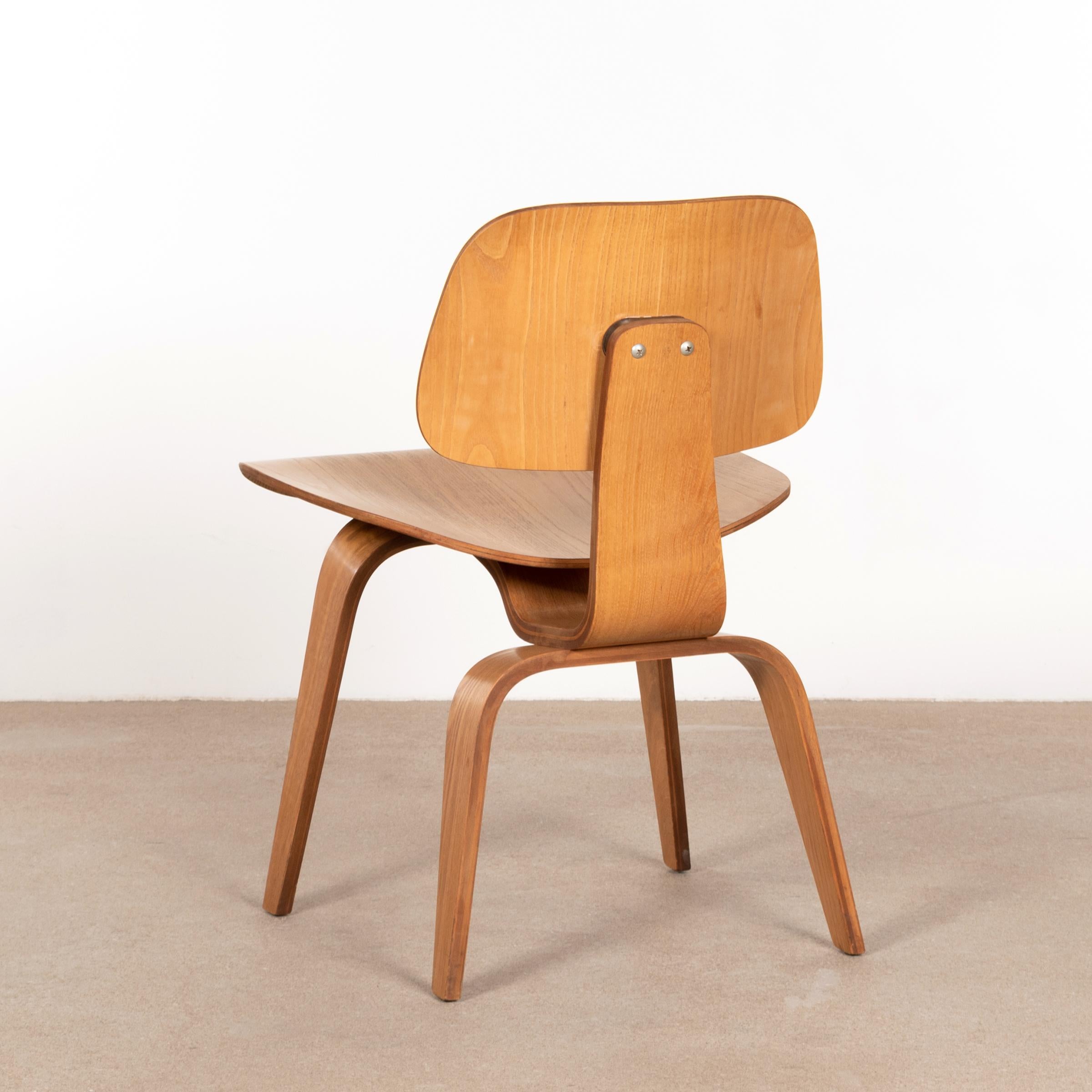 Mid-20th Century Charles and Ray Eames early DCW Ash Dining Chair for Herman Miller