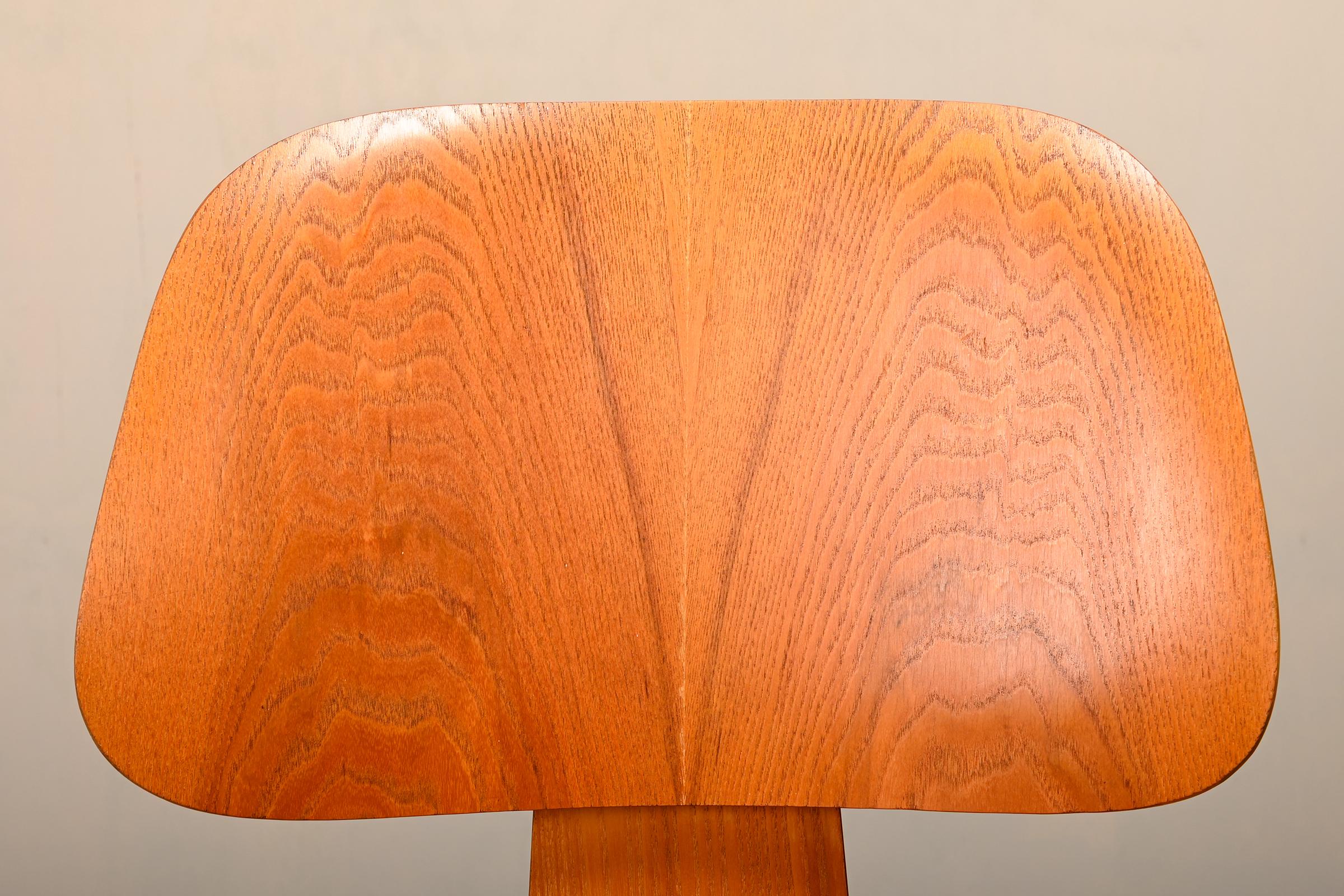 Charles and Ray Eames Early DCW Ash Plywood Dining Chair for Herman Miller (Chaise de salle à manger en contreplaqué de frêne pour Herman Miller) en vente 2