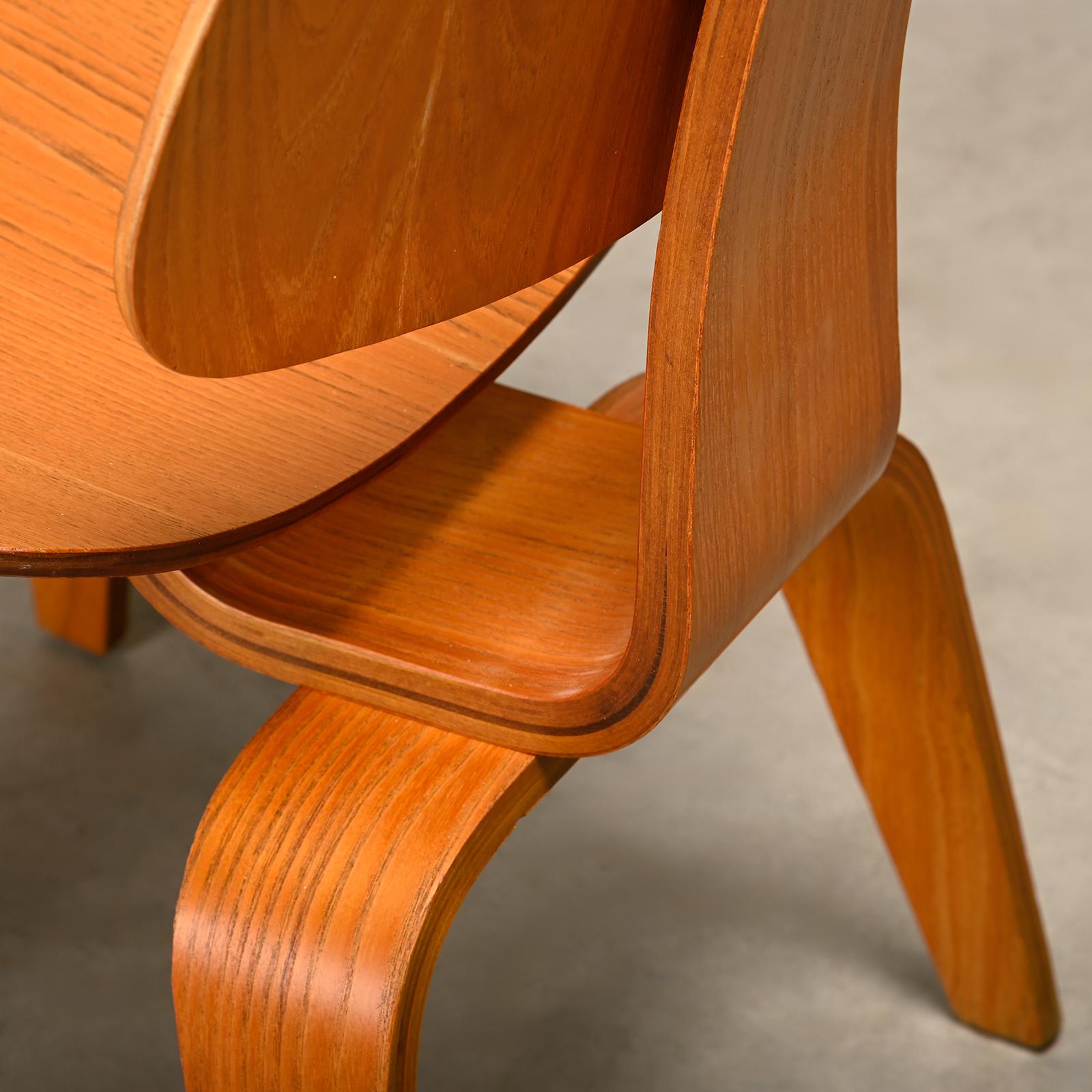 Charles and Ray Eames Early DCW Ash Plywood Dining Chair for Herman Miller (Chaise de salle à manger en contreplaqué de frêne pour Herman Miller) en vente 6