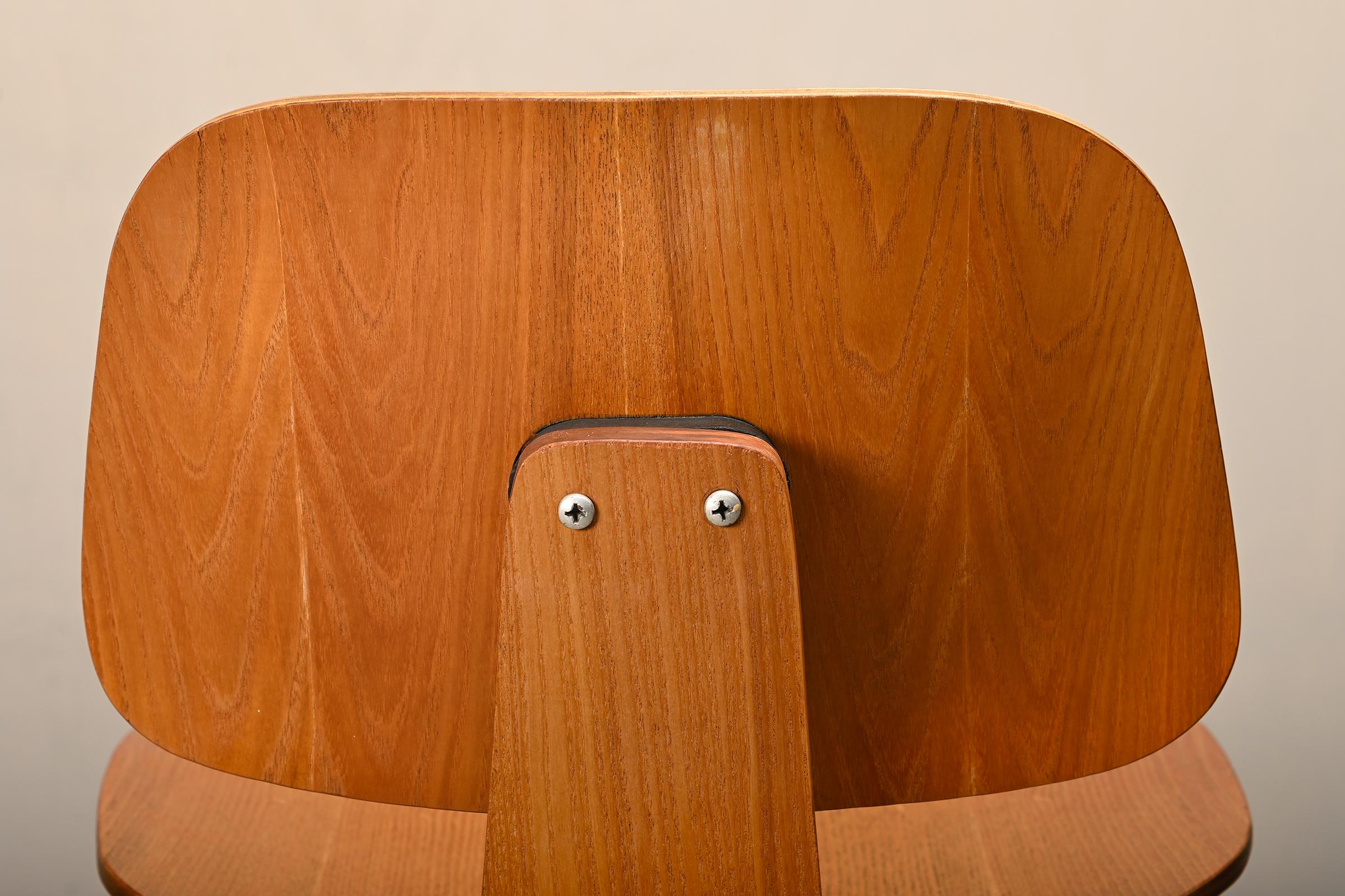 Charles and Ray Eames Early DCW Ash Plywood Dining Chair for Herman Miller (Chaise de salle à manger en contreplaqué de frêne pour Herman Miller) en vente 7