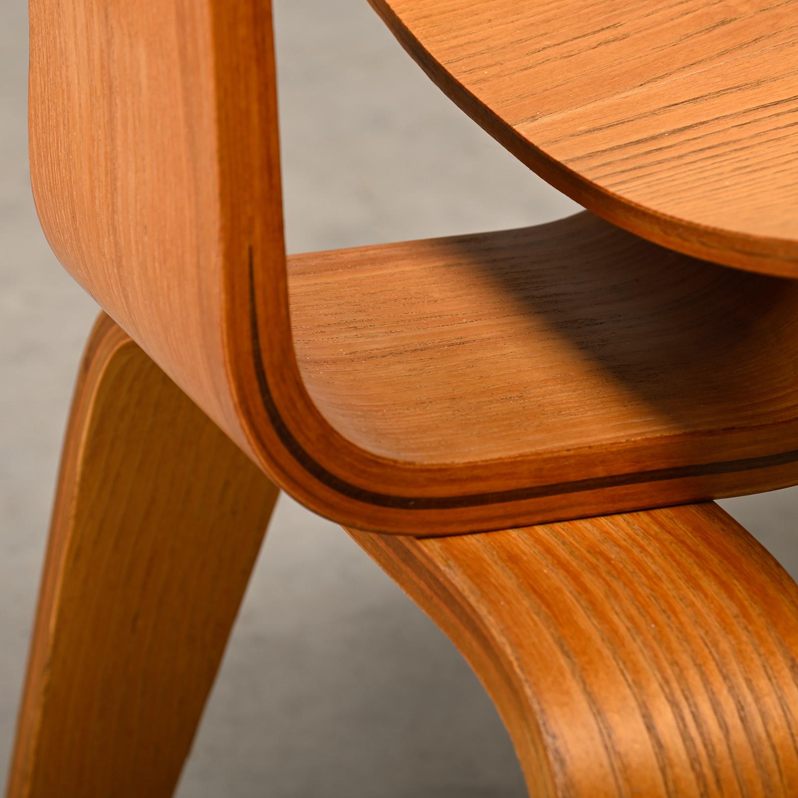 Charles and Ray Eames Early DCW Ash Plywood Dining Chair for Herman Miller (Chaise de salle à manger en contreplaqué de frêne pour Herman Miller) en vente 8