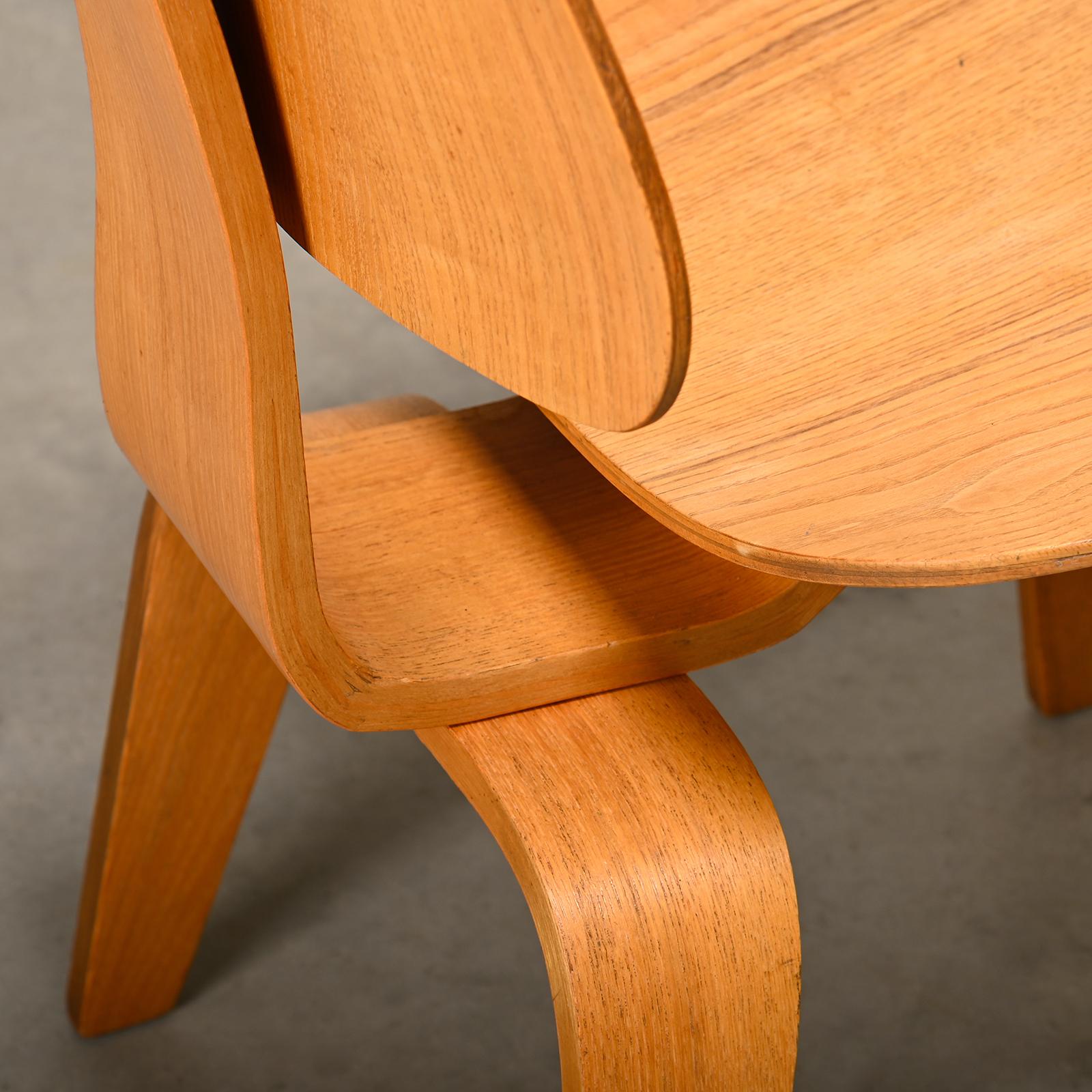 Silla de comedor Charles and Ray Eames Early DCW de madera contrachapada de fresno para Herman Miller en venta 10