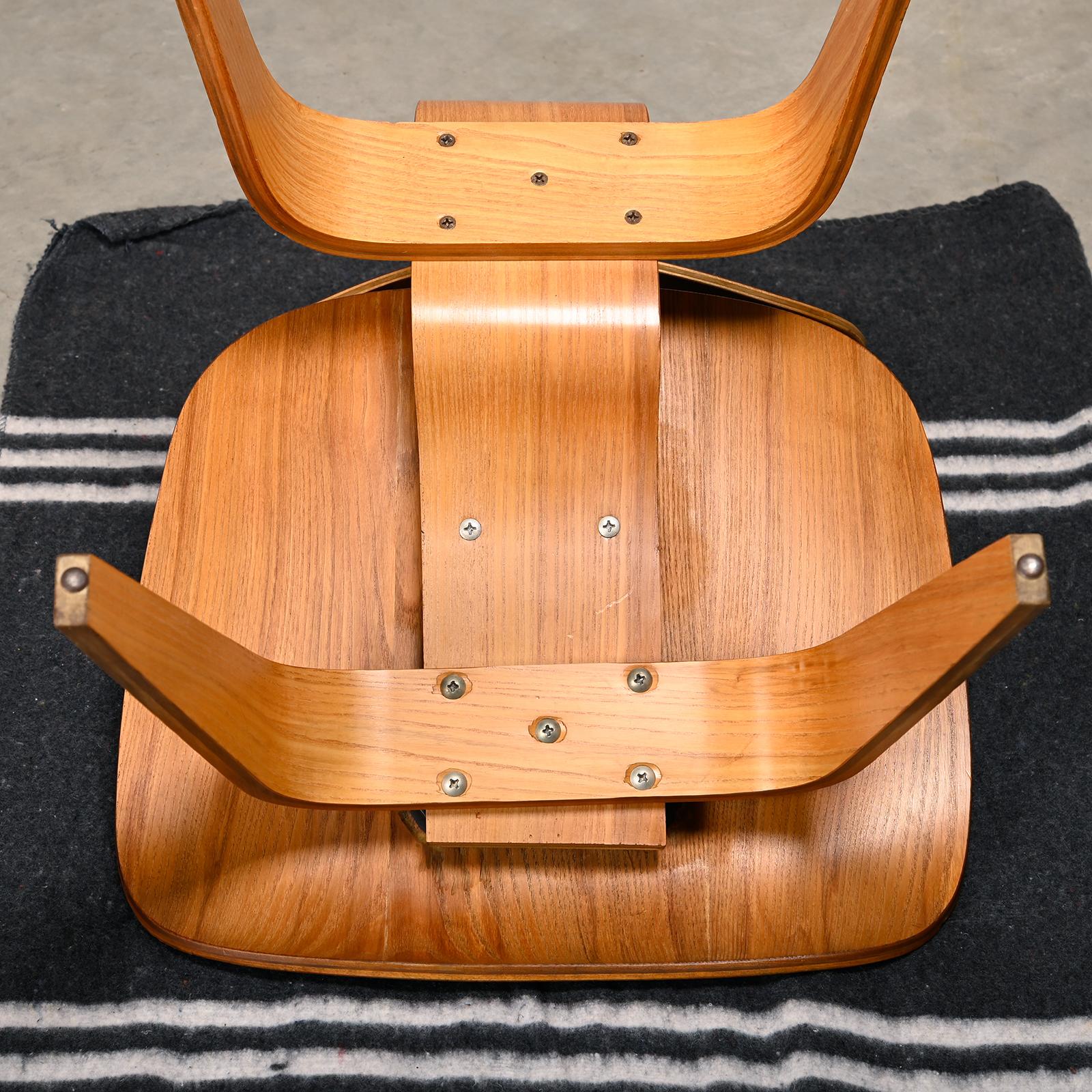 Charles and Ray Eames Early DCW Ash Plywood Dining Chair for Herman Miller (Chaise de salle à manger en contreplaqué de frêne pour Herman Miller) en vente 10