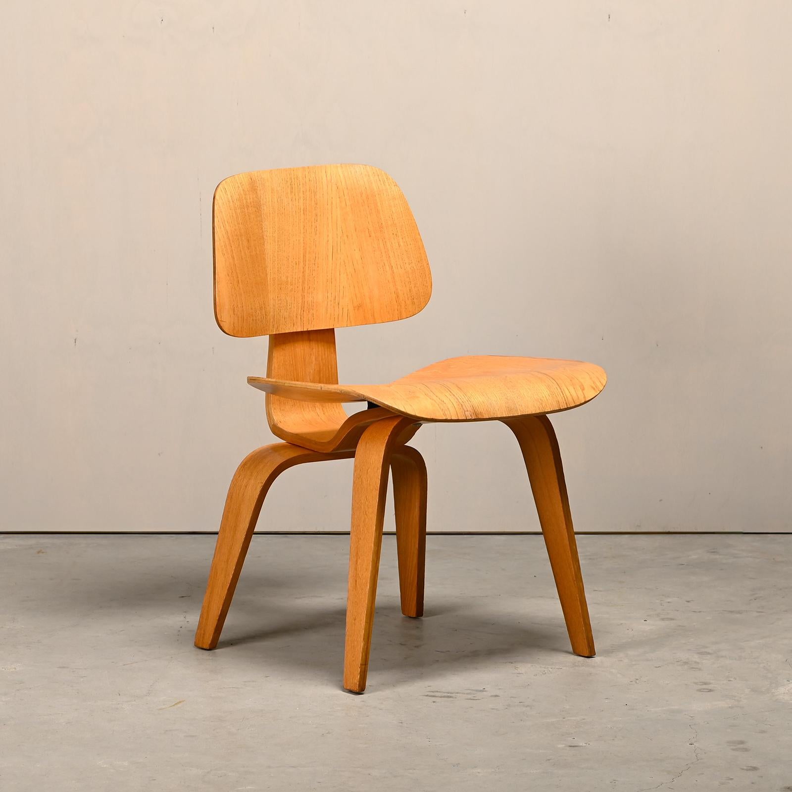 Icónicas sillas laterales de comedor DCW de Charles and Ray Eames en contrachapado de fresno. Producción temprana de Herman Miller de los años cincuenta (configuración de tornillos 5-2-4), justo después de que Herman Miller se hiciera cargo de la