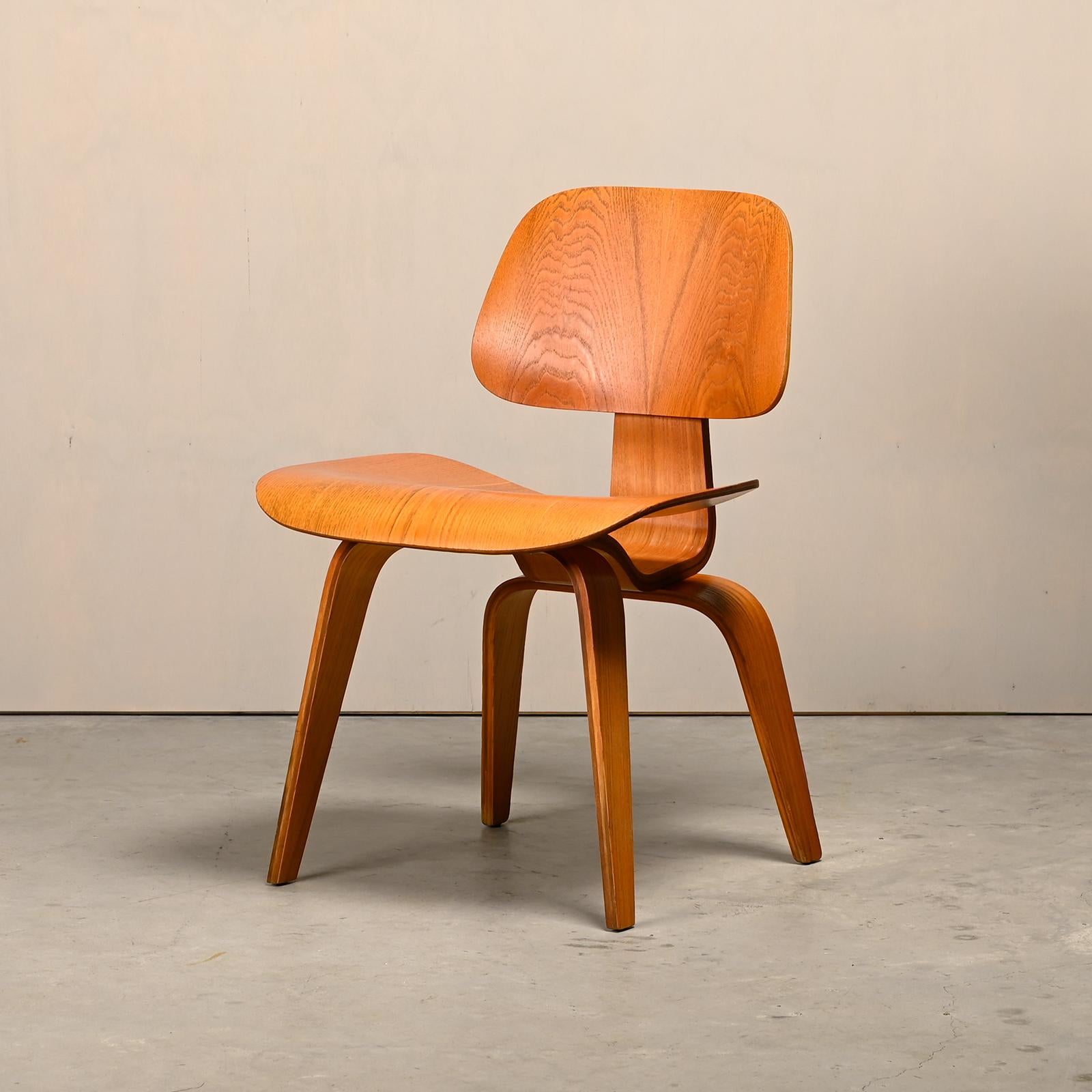Chaises d'appoint Charles & Ray Eames DCW en contreplaqué de frêne. Première production Herman Miller des années 50 (configuration à vis 5-2-3), juste après qu'Herman Miller ait repris la production de la division contreplaqué moulé de la société