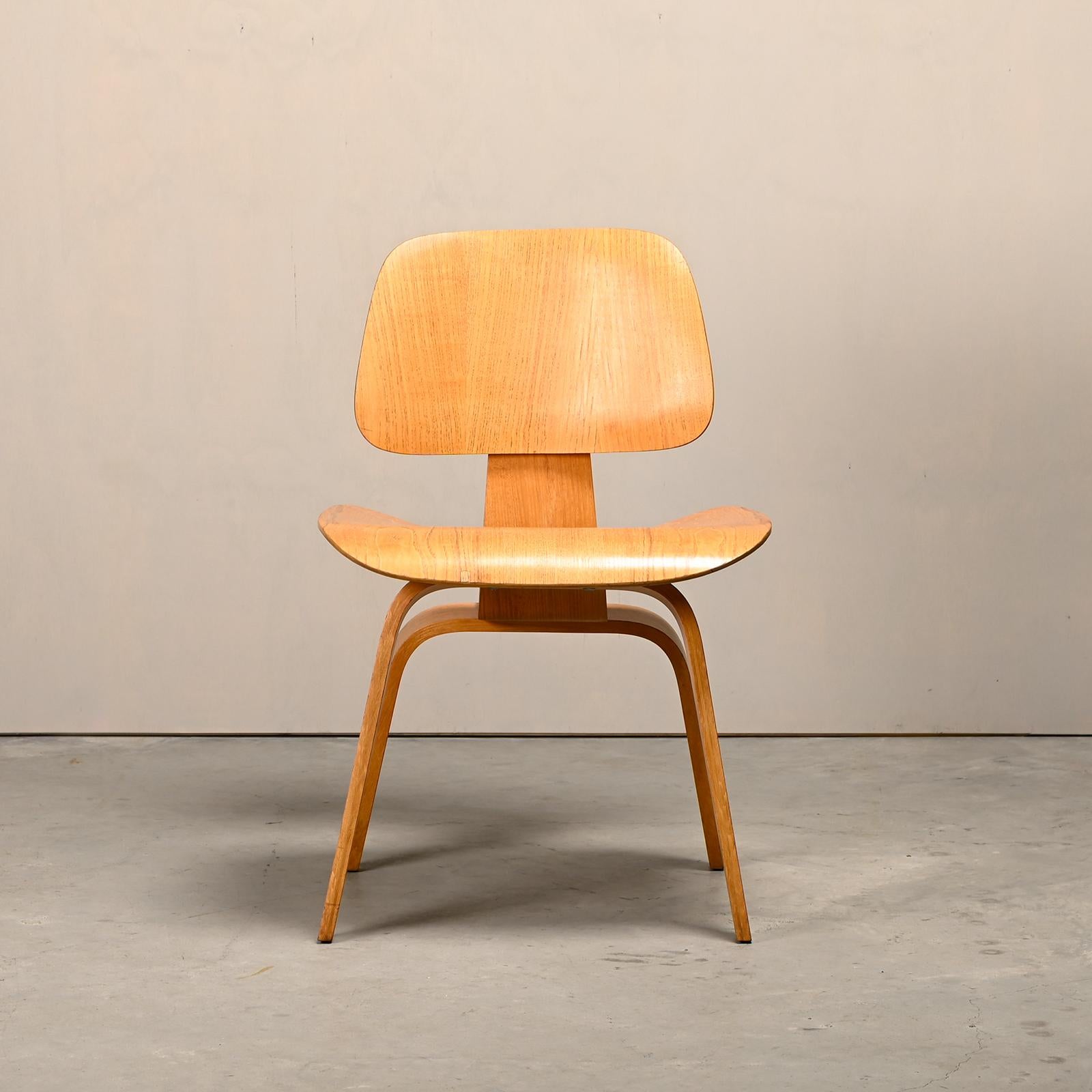 Silla de comedor Charles and Ray Eames Early DCW de madera contrachapada de fresno para Herman Miller Moderno de mediados de siglo en venta