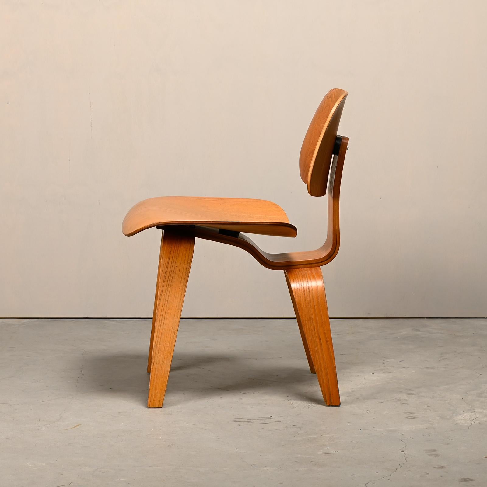 Mid-Century Modern Charles and Ray Eames Early DCW Ash Plywood Dining Chair for Herman Miller (Chaise de salle à manger en contreplaqué de frêne pour Herman Miller) en vente