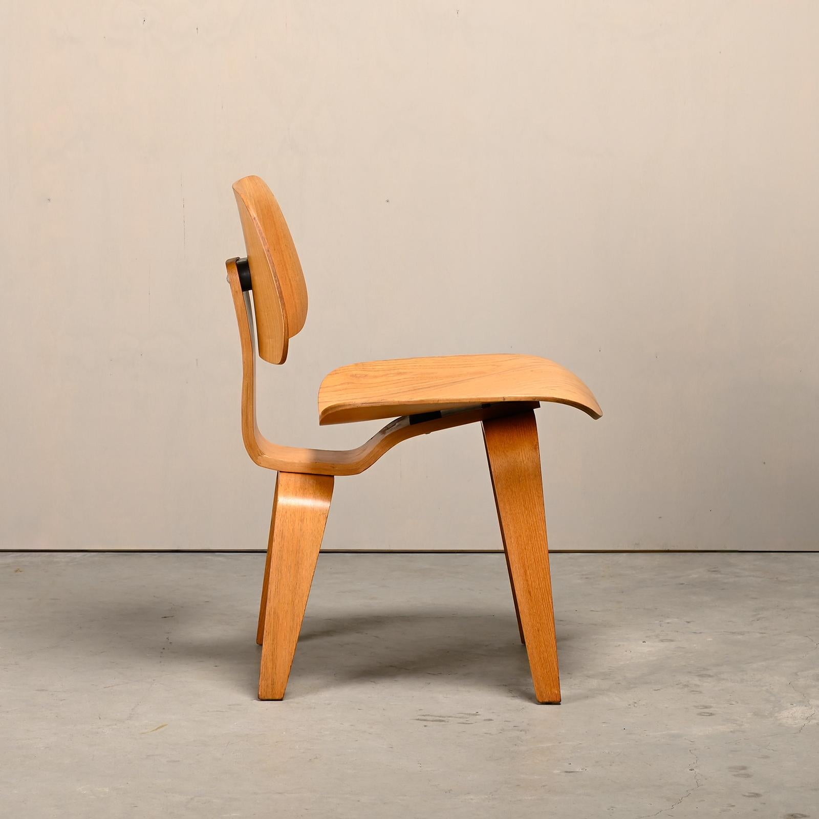 Silla de comedor Charles and Ray Eames Early DCW de madera contrachapada de fresno para Herman Miller Estadounidense en venta