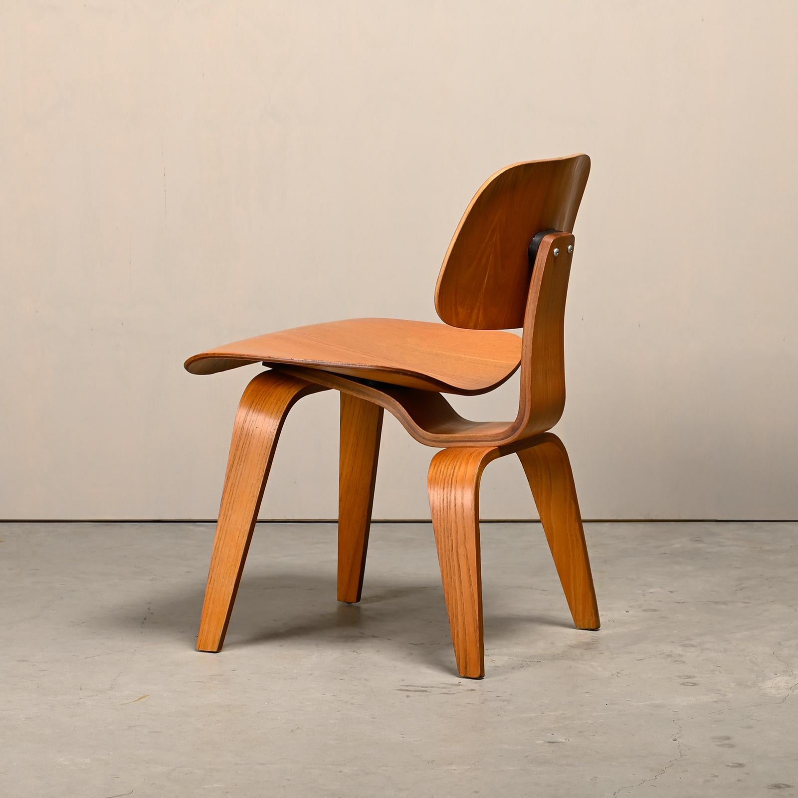 Américain Charles and Ray Eames Early DCW Ash Plywood Dining Chair for Herman Miller (Chaise de salle à manger en contreplaqué de frêne pour Herman Miller) en vente