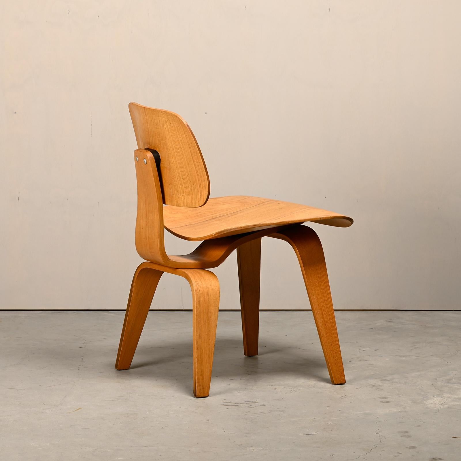 Silla de comedor Charles and Ray Eames Early DCW de madera contrachapada de fresno para Herman Miller Moldeado en venta
