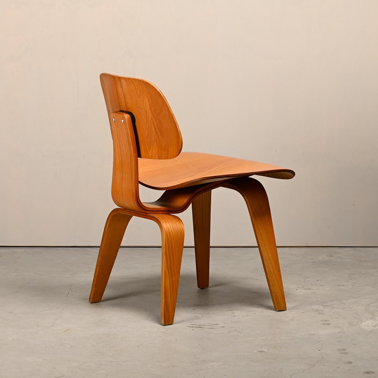 Moulé Charles and Ray Eames Early DCW Ash Plywood Dining Chair for Herman Miller (Chaise de salle à manger en contreplaqué de frêne pour Herman Miller) en vente
