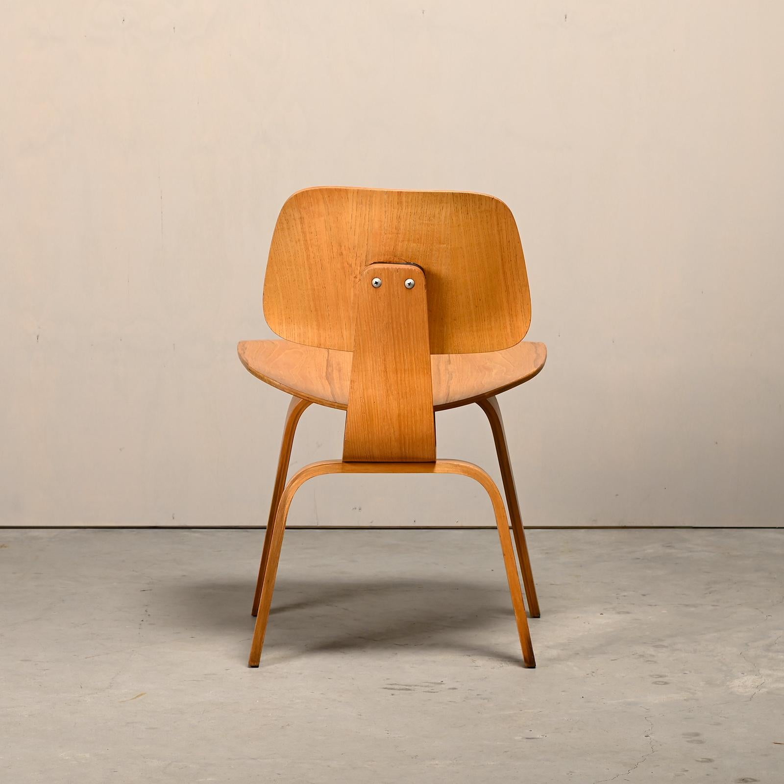 Silla de comedor Charles and Ray Eames Early DCW de madera contrachapada de fresno para Herman Miller en Bueno estado para la venta en Amsterdam, NL