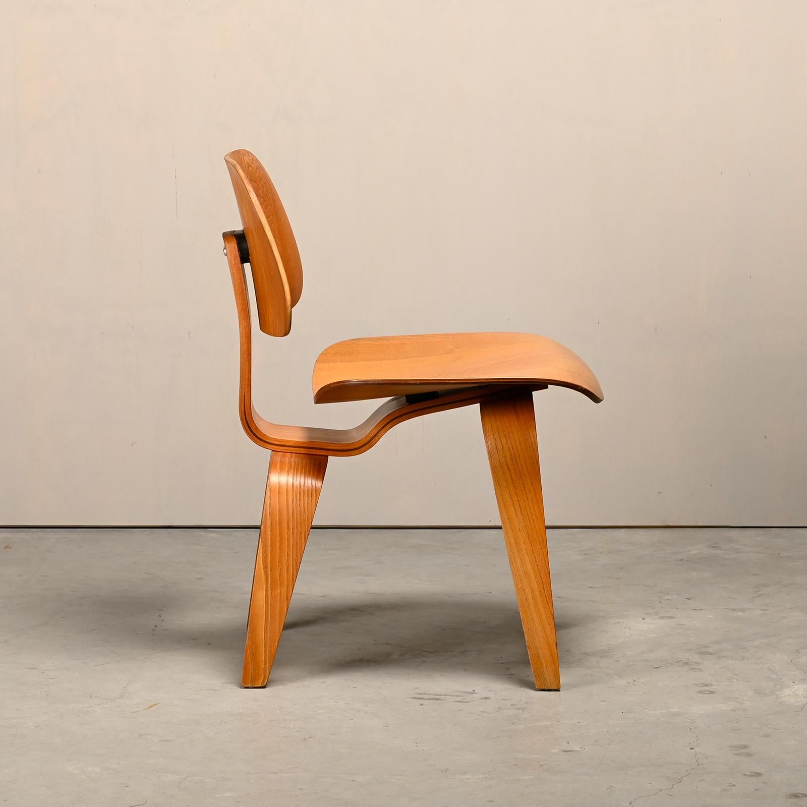 Charles and Ray Eames Early DCW Ash Plywood Dining Chair for Herman Miller (Chaise de salle à manger en contreplaqué de frêne pour Herman Miller) Bon état - En vente à Amsterdam, NL