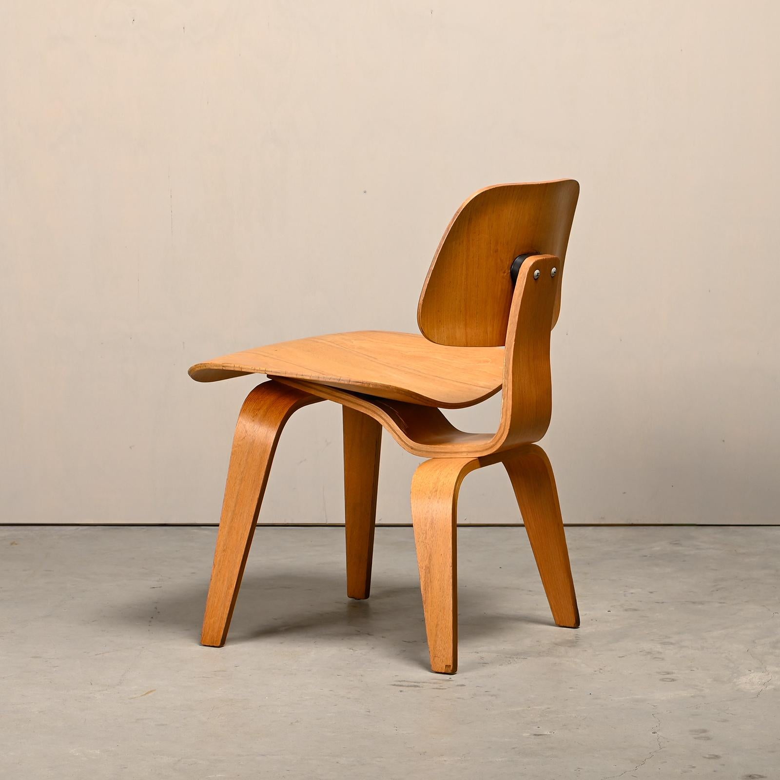 Silla de comedor Charles and Ray Eames Early DCW de madera contrachapada de fresno para Herman Miller siglo XX en venta
