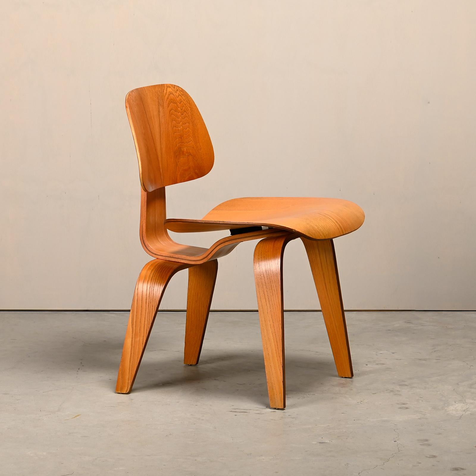 20ième siècle Charles and Ray Eames Early DCW Ash Plywood Dining Chair for Herman Miller (Chaise de salle à manger en contreplaqué de frêne pour Herman Miller) en vente