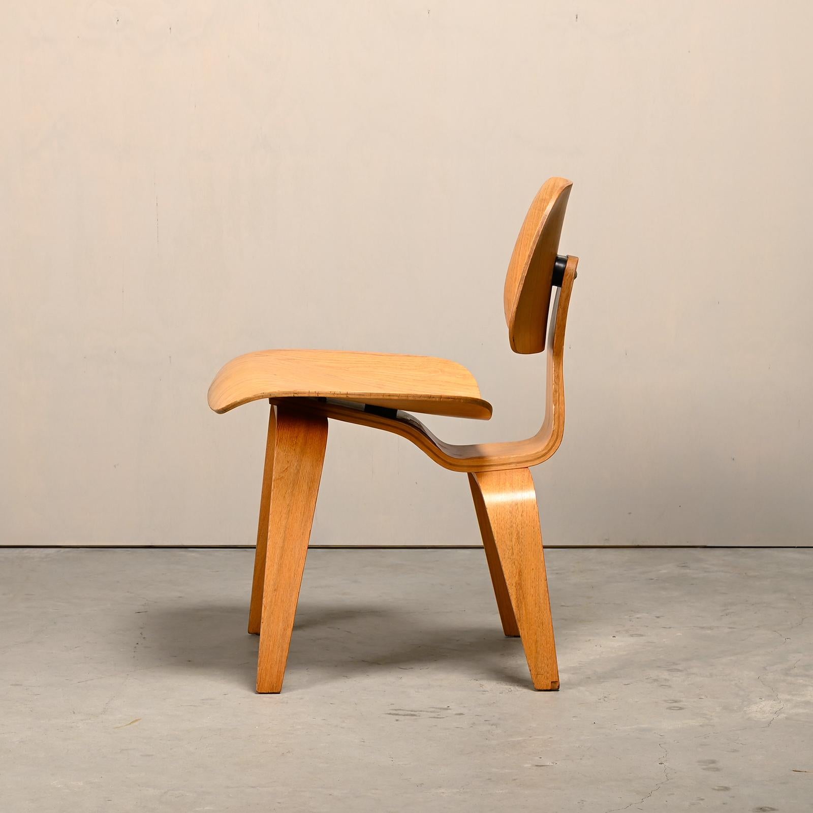 Silla de comedor Charles and Ray Eames Early DCW de madera contrachapada de fresno para Herman Miller Madera contrachapada en venta