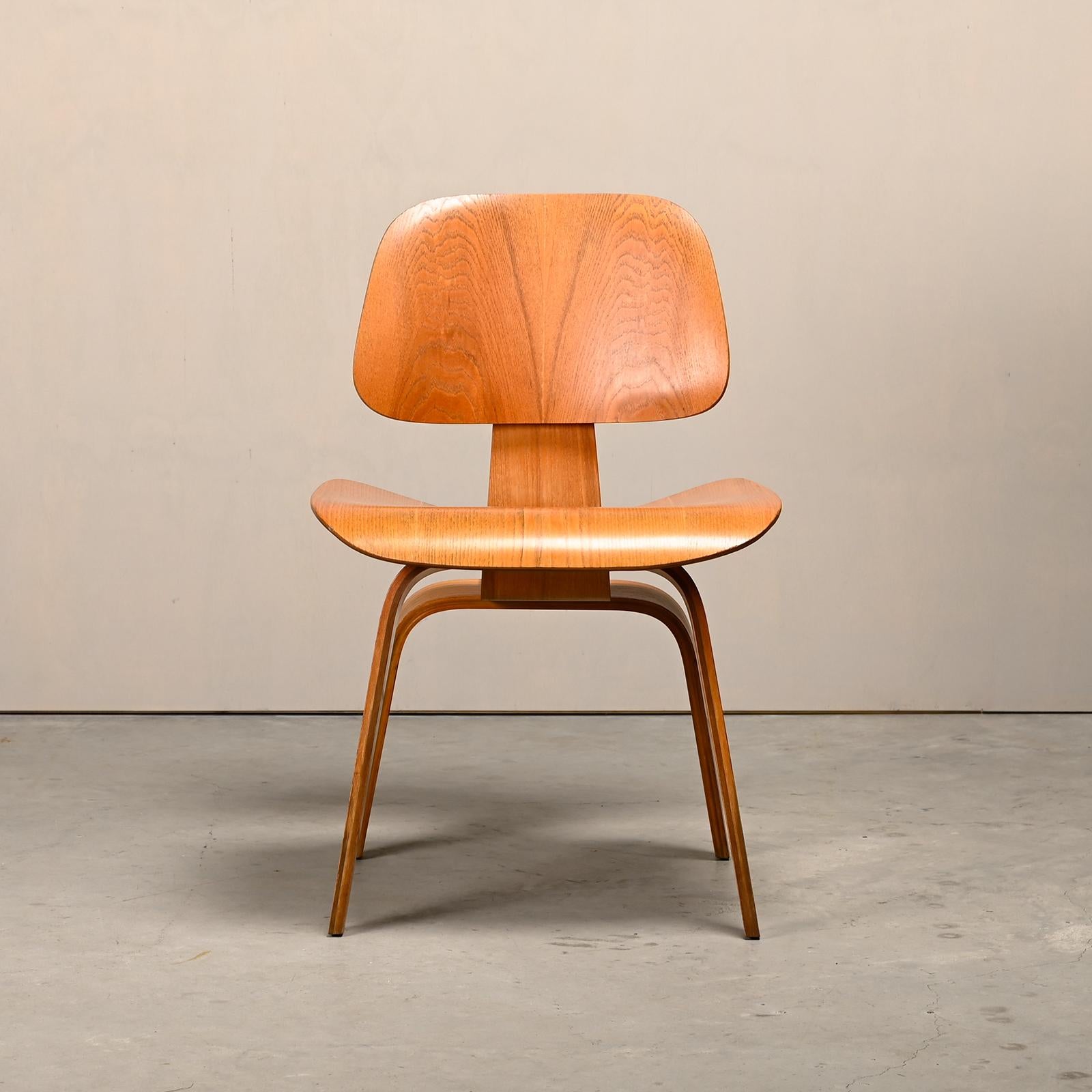 Frêne Charles and Ray Eames Early DCW Ash Plywood Dining Chair for Herman Miller (Chaise de salle à manger en contreplaqué de frêne pour Herman Miller) en vente