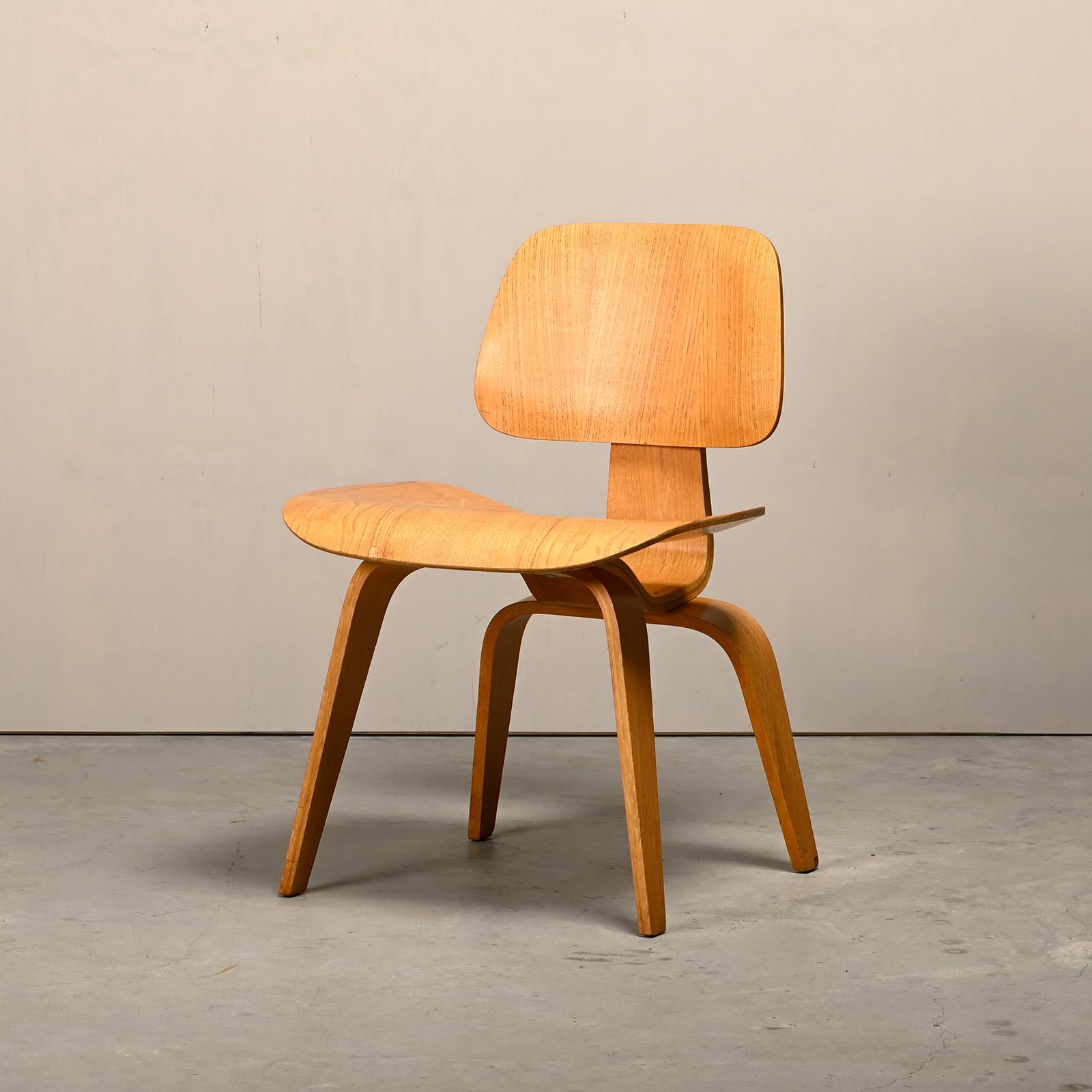 Silla de comedor Charles and Ray Eames Early DCW de madera contrachapada de fresno para Herman Miller en venta 1