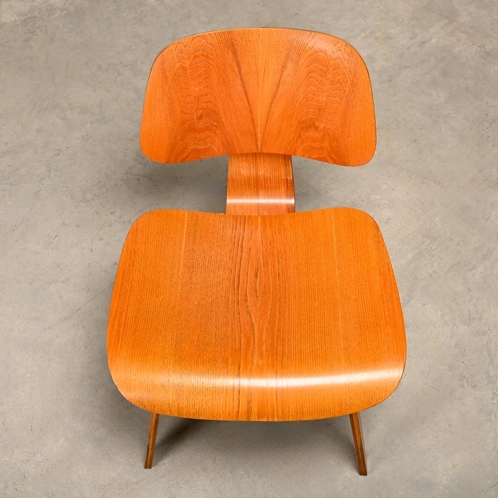 Charles and Ray Eames Early DCW Ash Plywood Dining Chair for Herman Miller (Chaise de salle à manger en contreplaqué de frêne pour Herman Miller) en vente 1