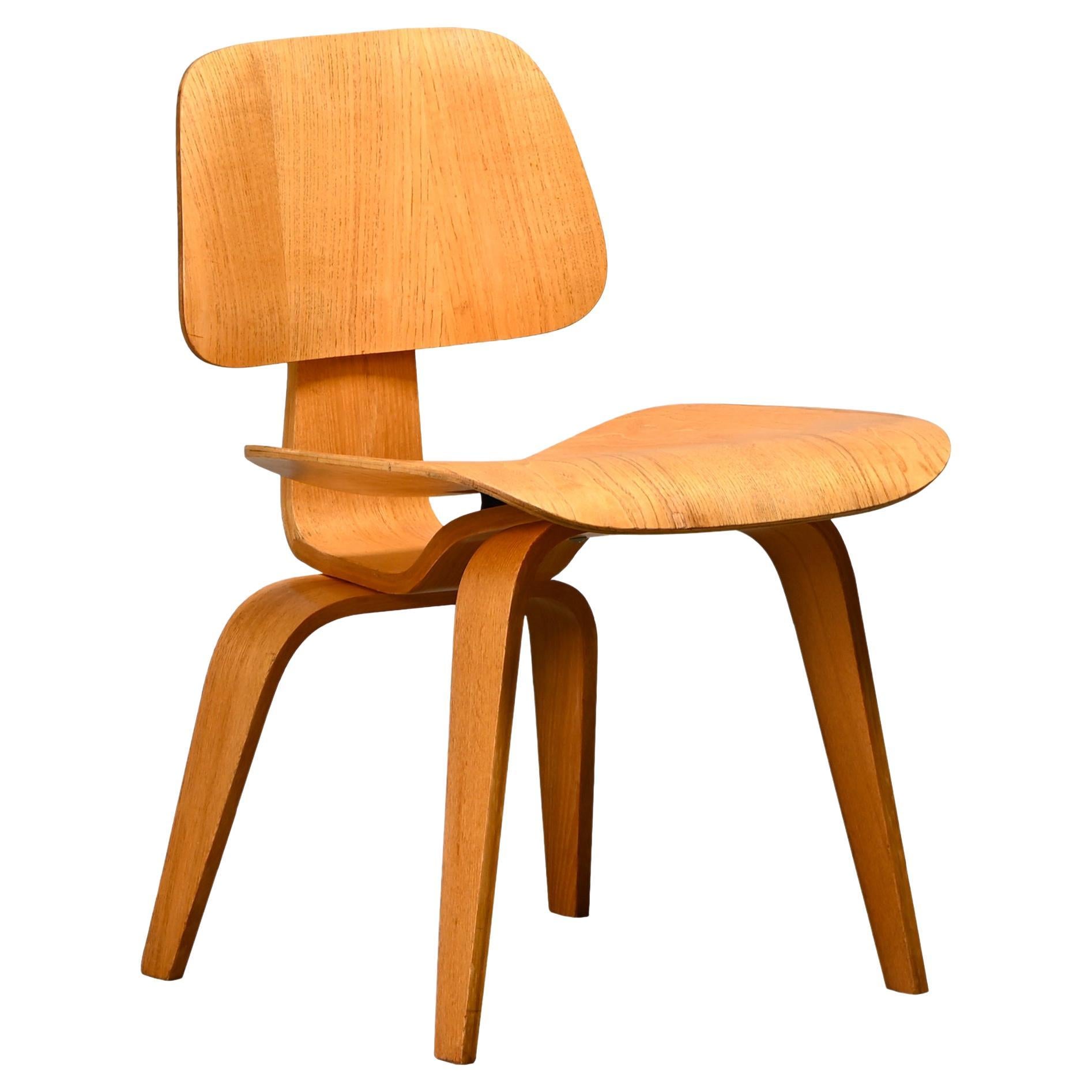 Charles and Ray Eames Early DCW Ash Plywood Dining Chair for Herman Miller (Chaise de salle à manger en contreplaqué de frêne pour Herman Miller)