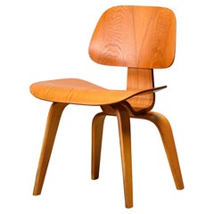 Charles and Ray Eames Early DCW Ash Plywood Dining Chair for Herman Miller (Chaise de salle à manger en contreplaqué de frêne pour Herman Miller)