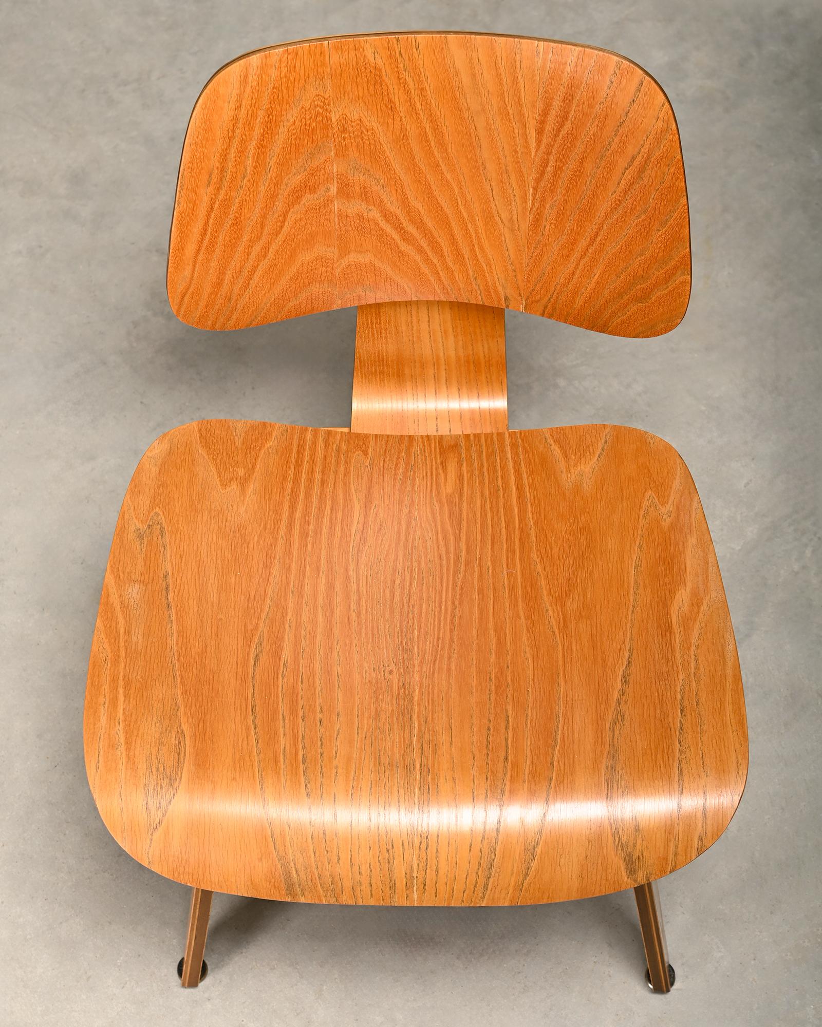 Charles and Ray Eames Early DCW Ash Plywood Dining Chairs for Herman Miller en venta 2