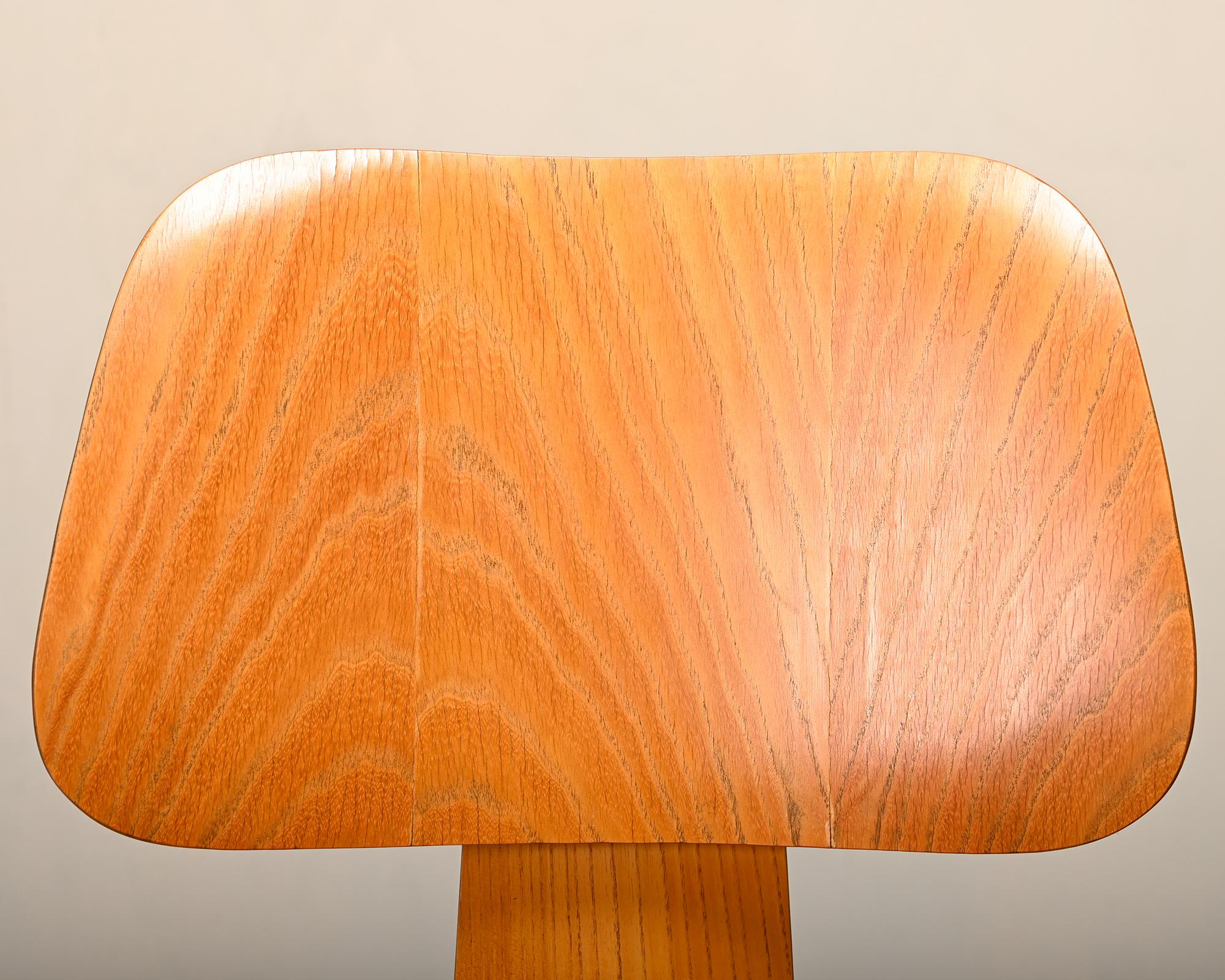Charles and Ray Eames Early DCW Ash Plywood Dining Chairs for Herman Miller en venta 3