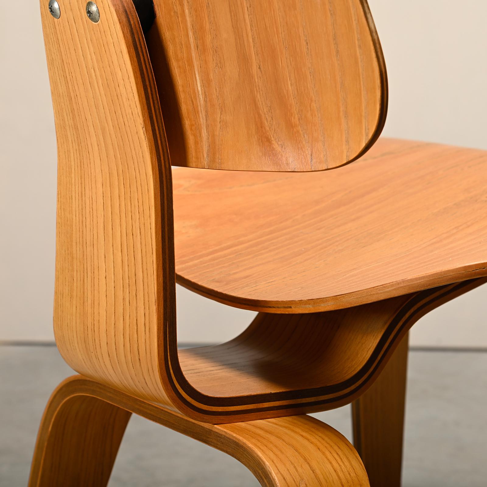 Charles and Ray Eames Early DCW Ash Plywood Dining Chairs for Herman Miller en venta 5