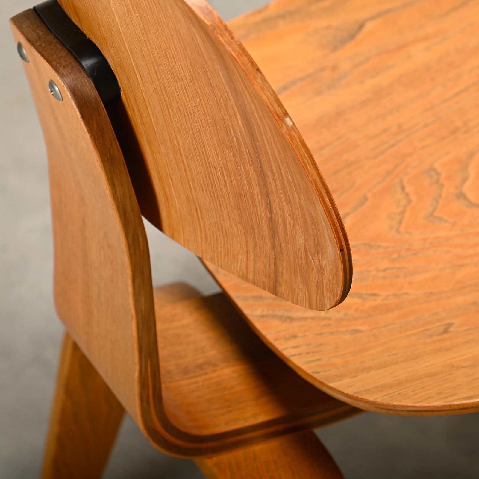 Charles and Ray Eames Early DCW Ash Plywood Dining Chairs for Herman Miller en venta 12