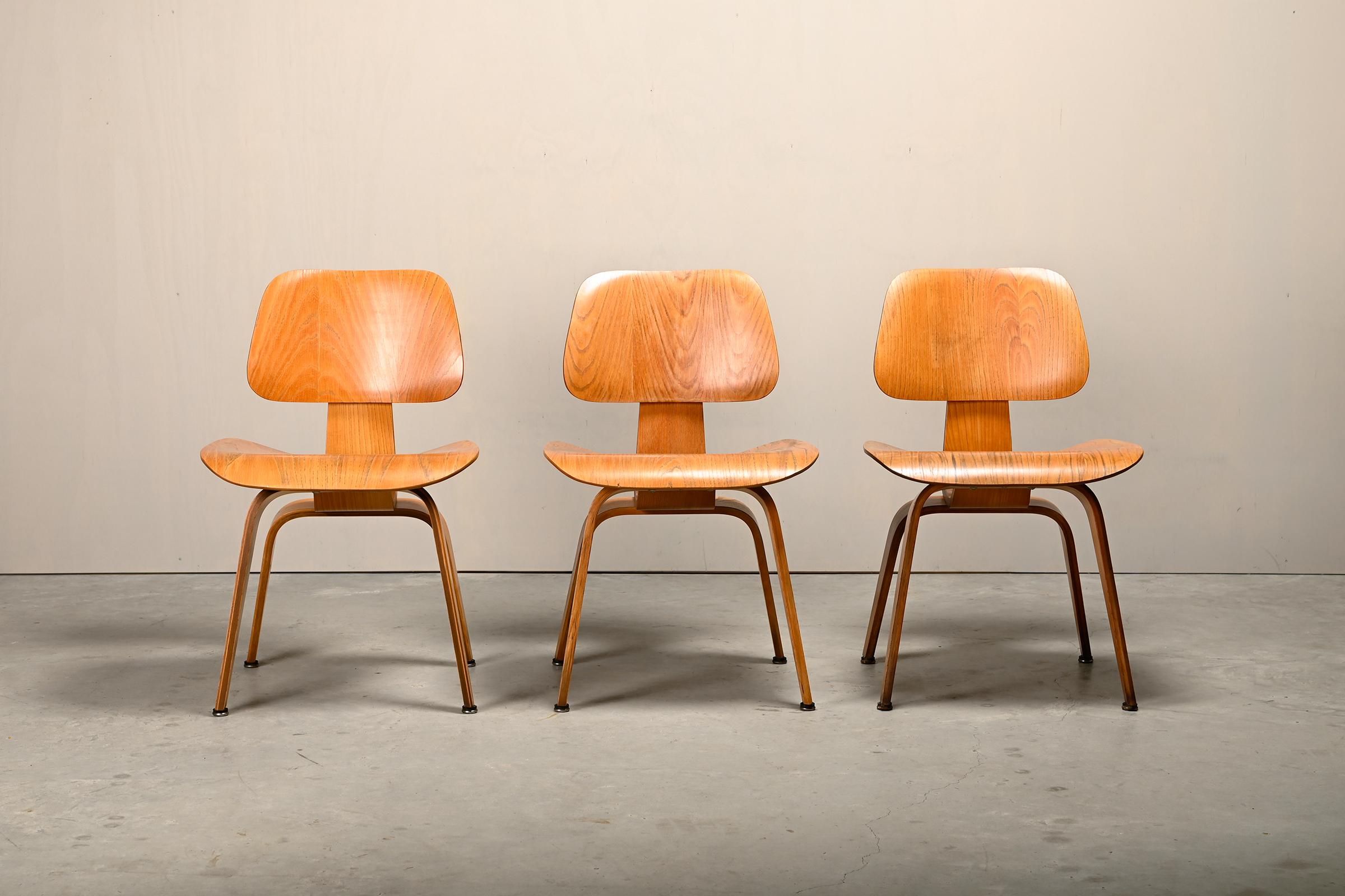 Charles and Ray Eames Early DCW Ash Plywood Dining Chairs for Herman Miller Moderno de mediados de siglo en venta