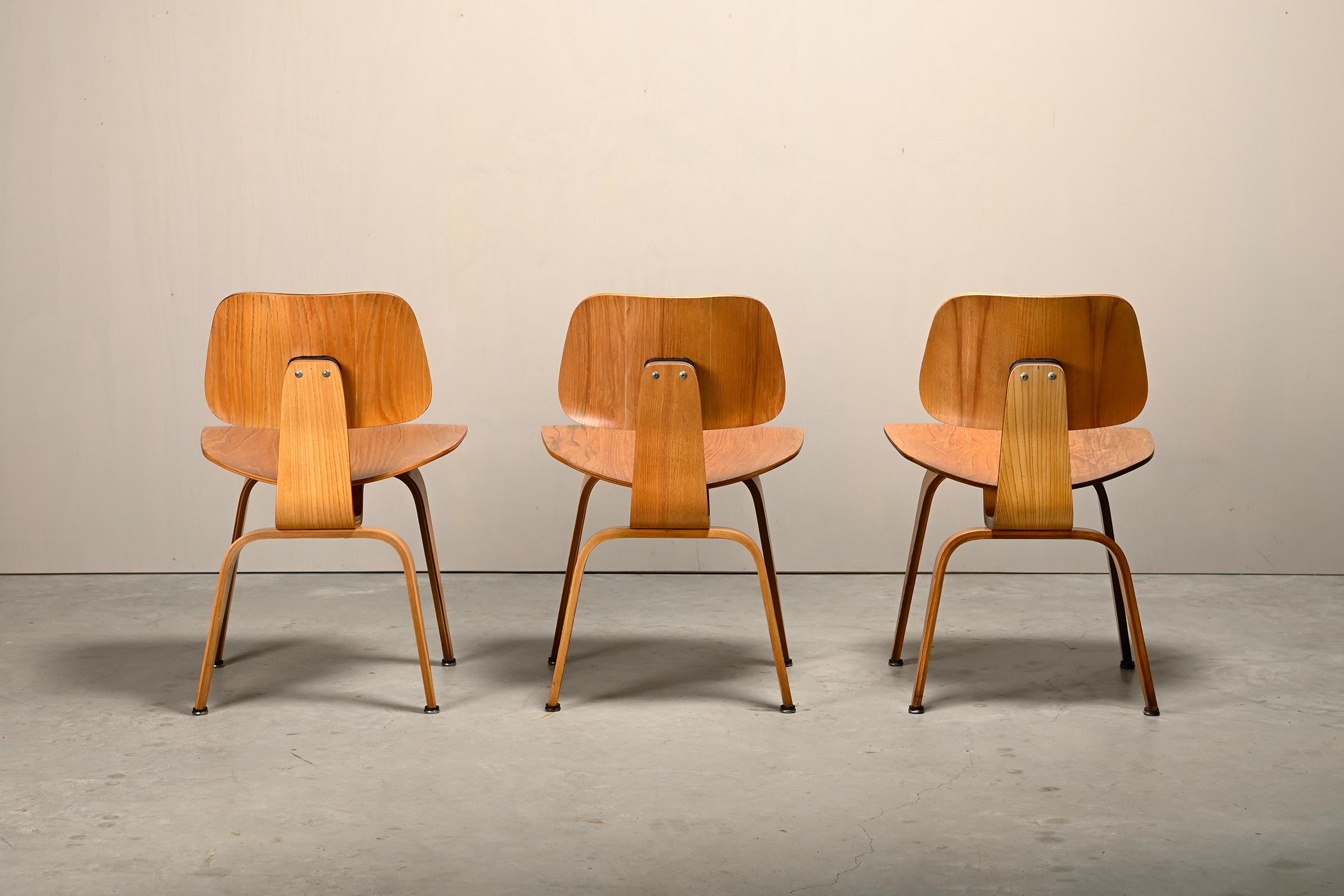 Charles and Ray Eames Early DCW Ash Plywood Dining Chairs for Herman Miller Estadounidense en venta