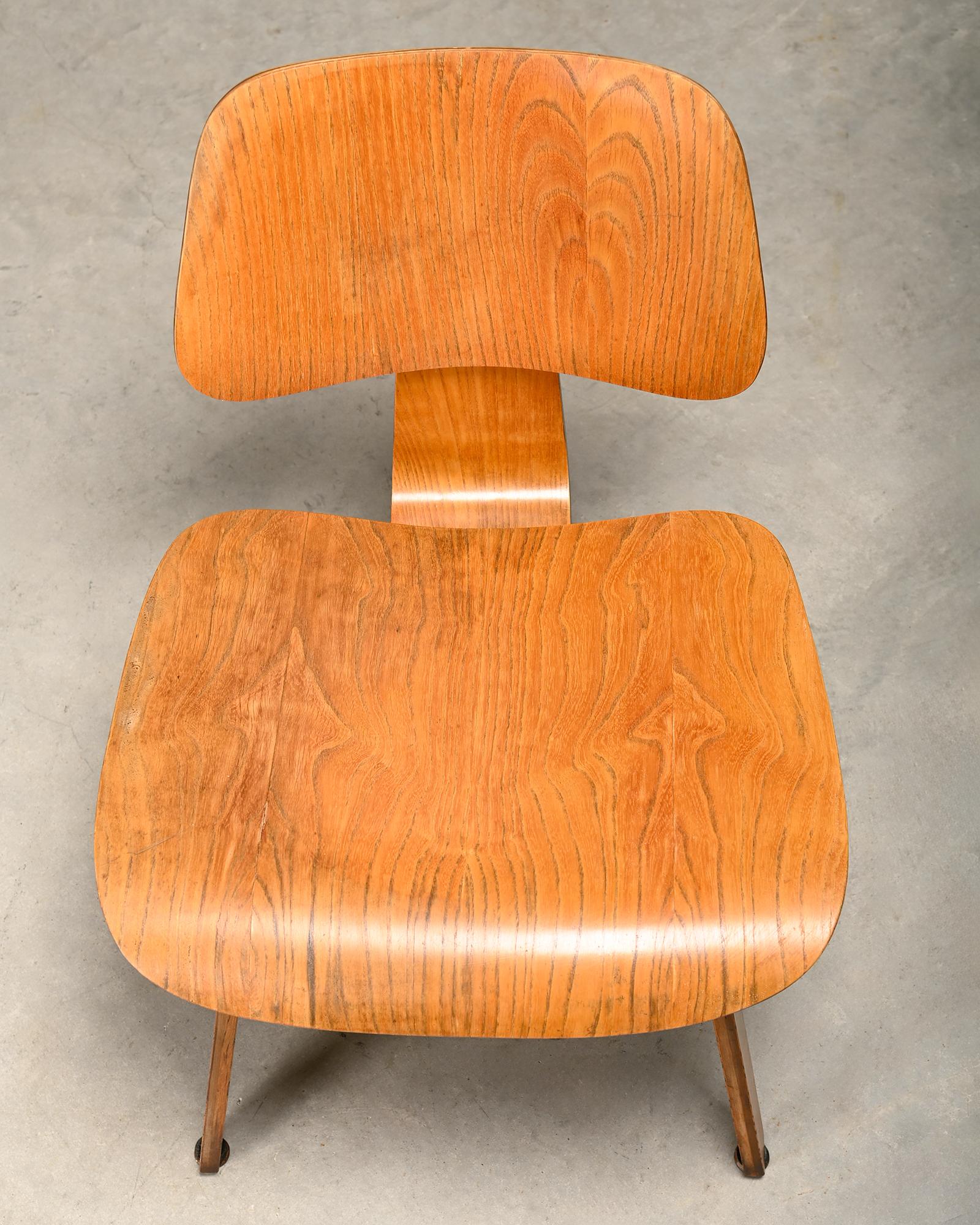 Charles and Ray Eames Early DCW Ash Plywood Dining Chairs for Herman Miller Moldeado en venta