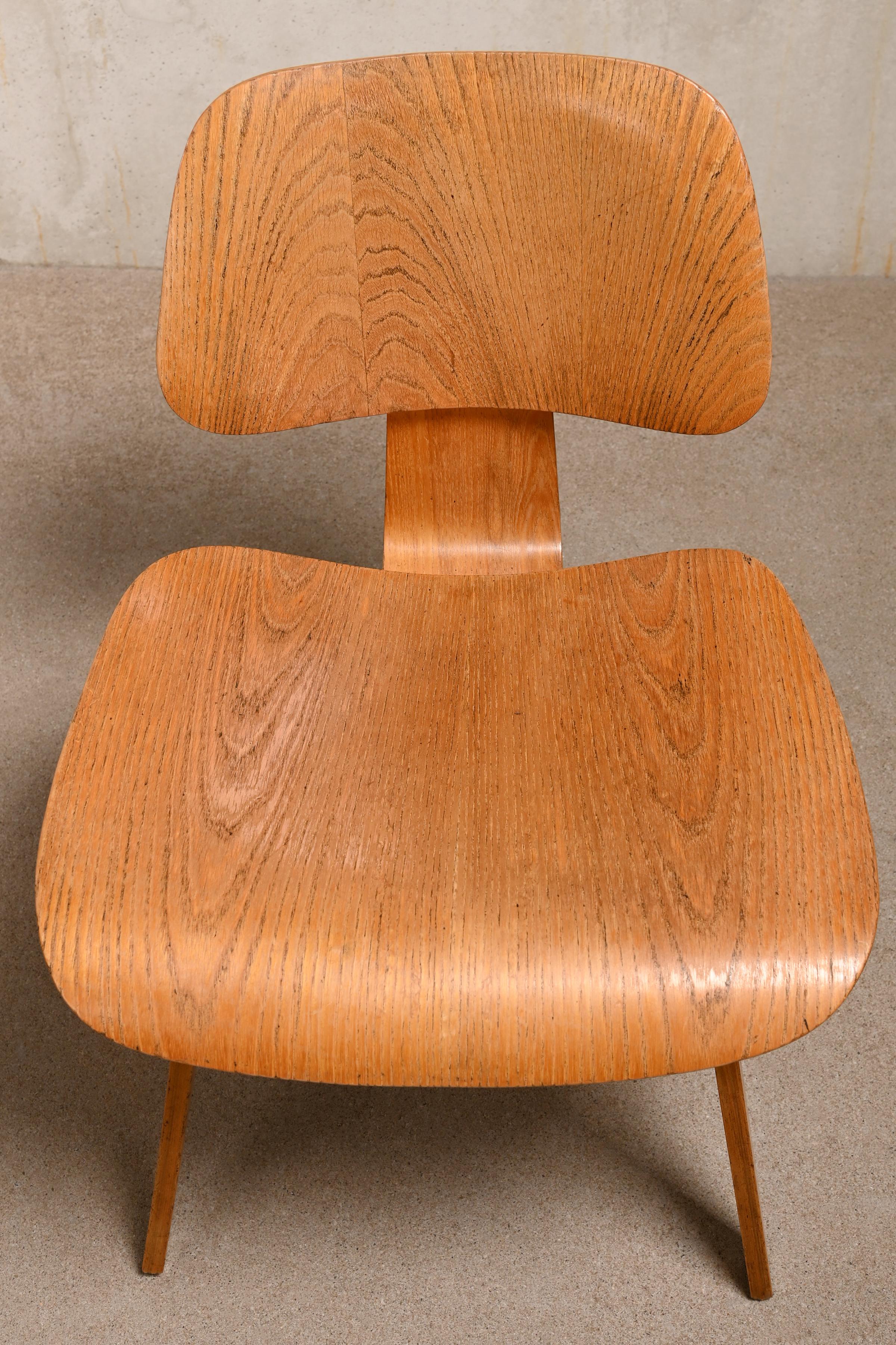 Milieu du XXe siècle Chaises de salle à manger en contreplaqué de frêne Charles and Ray Eames Early DCW pour Herman Miller