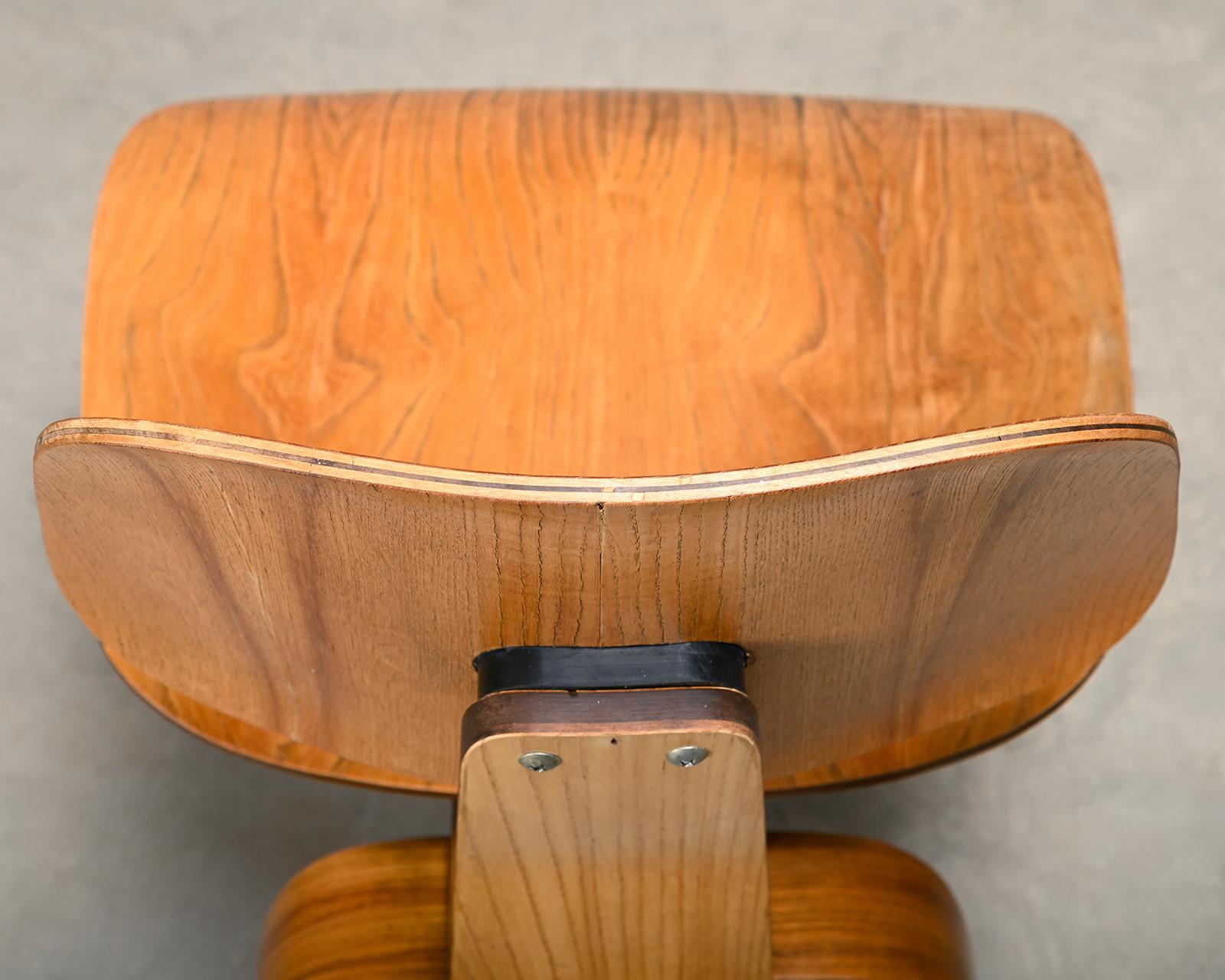 Charles and Ray Eames Early DCW Ash Plywood Dining Chairs for Herman Miller mediados del siglo XX en venta