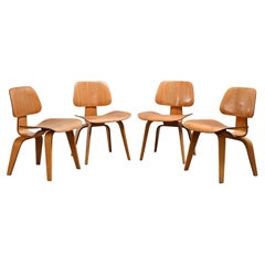 Charles und Ray Eames Frühe DCW-Esstischstühle aus Eschenholz für Herman Miller