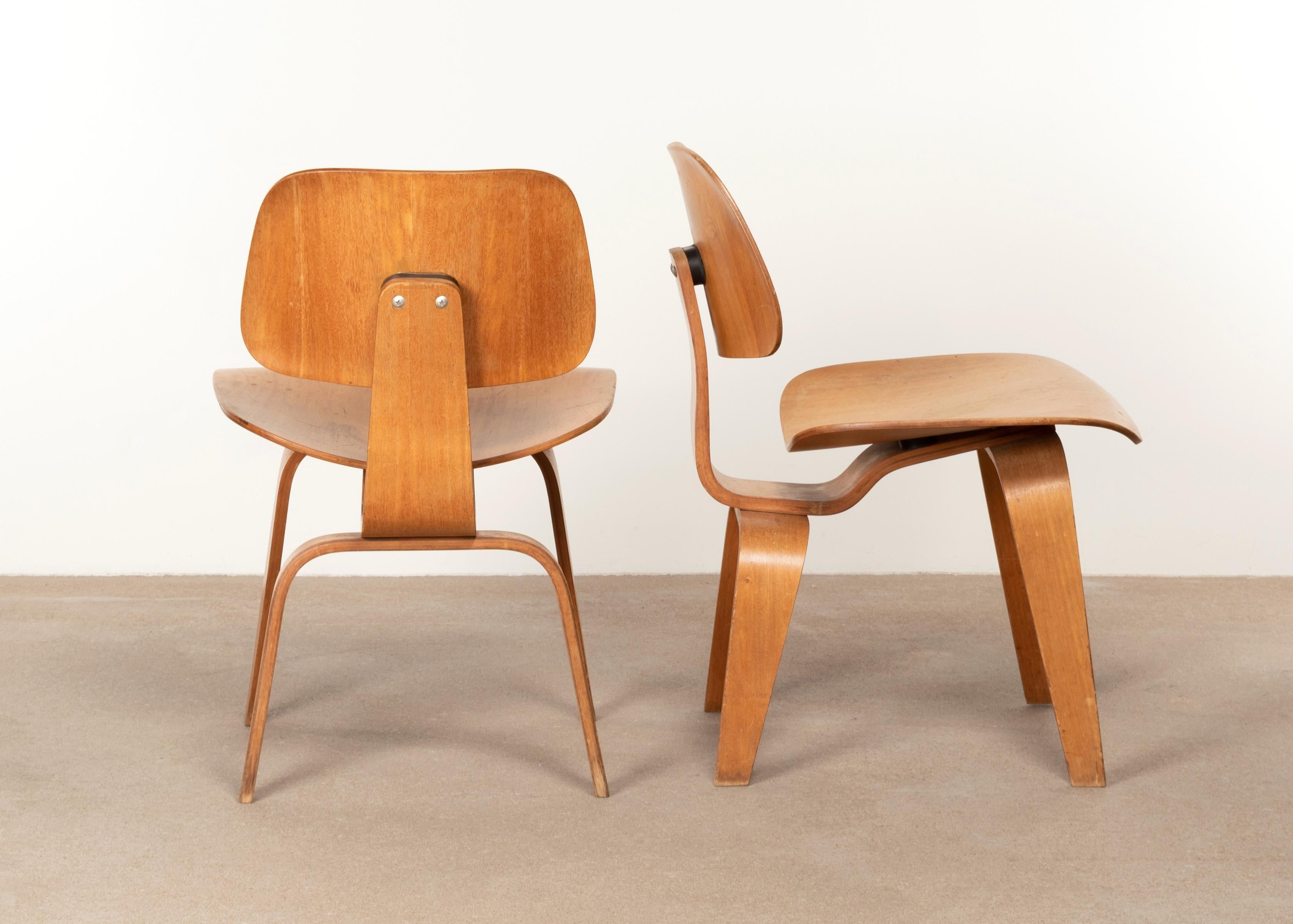 Charles and Ray Eames Early DCW Mahogany Dining Chairs for Evans Products, 1945 In Good Condition In Amsterdam, NL