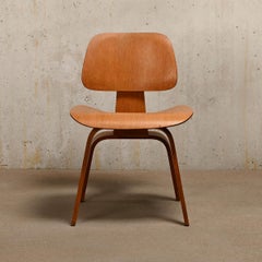 Chaise de salle à manger en chêne Charles et Ray Eames Early DCW pour Herman Miller, 1953