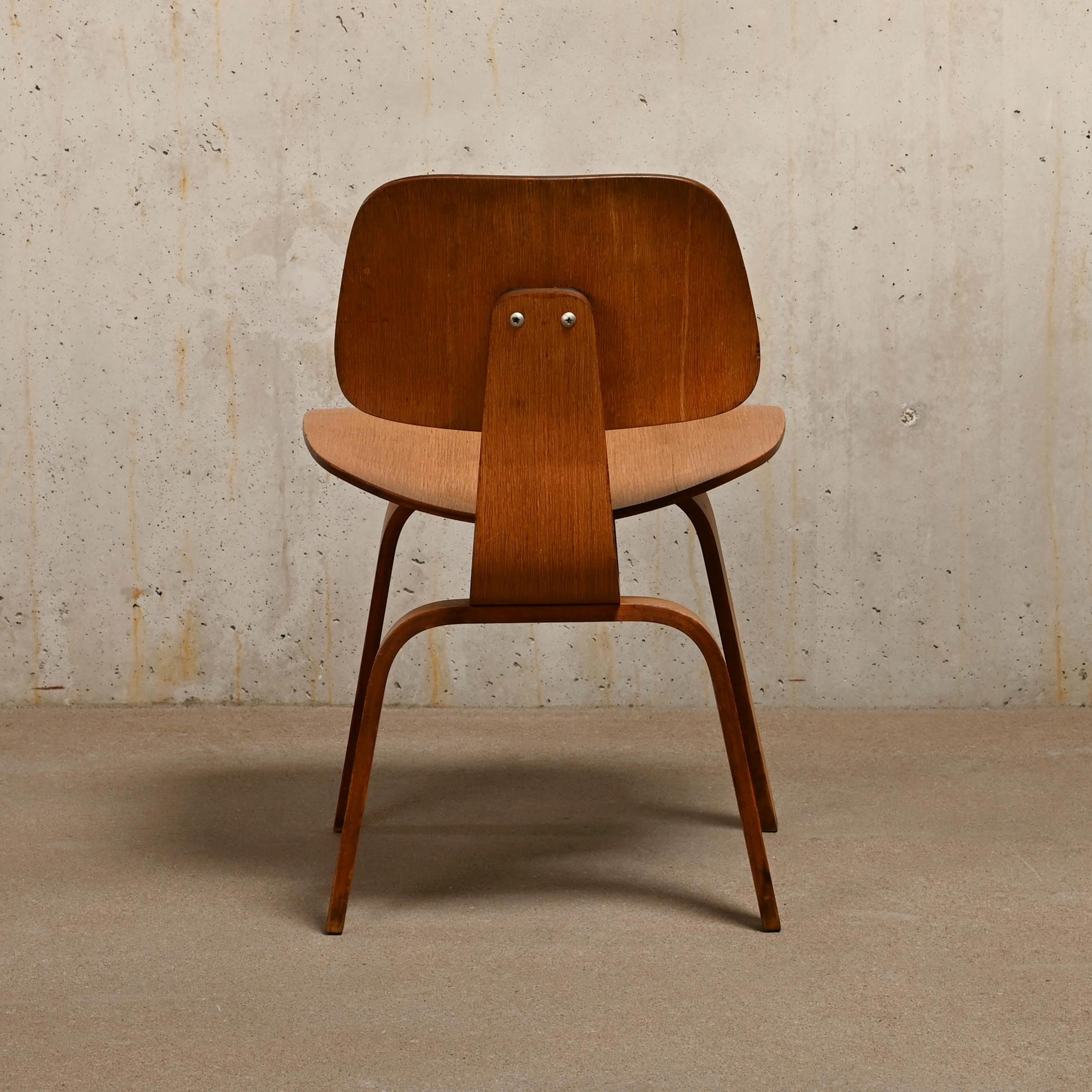 Charles and Ray Eames Early DCW Oak Dining Chair for Herman Miller, 1953 In Good Condition In Amsterdam, NL