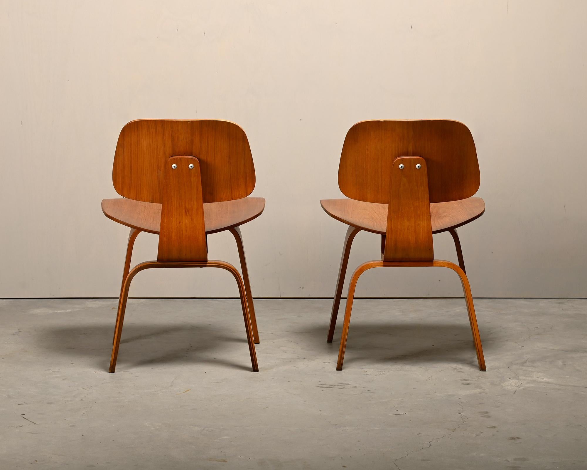 Charles and Ray Eames Early DCW Walnut Plywood Dining Chairs for Herman Miller In Good Condition In Amsterdam, NL