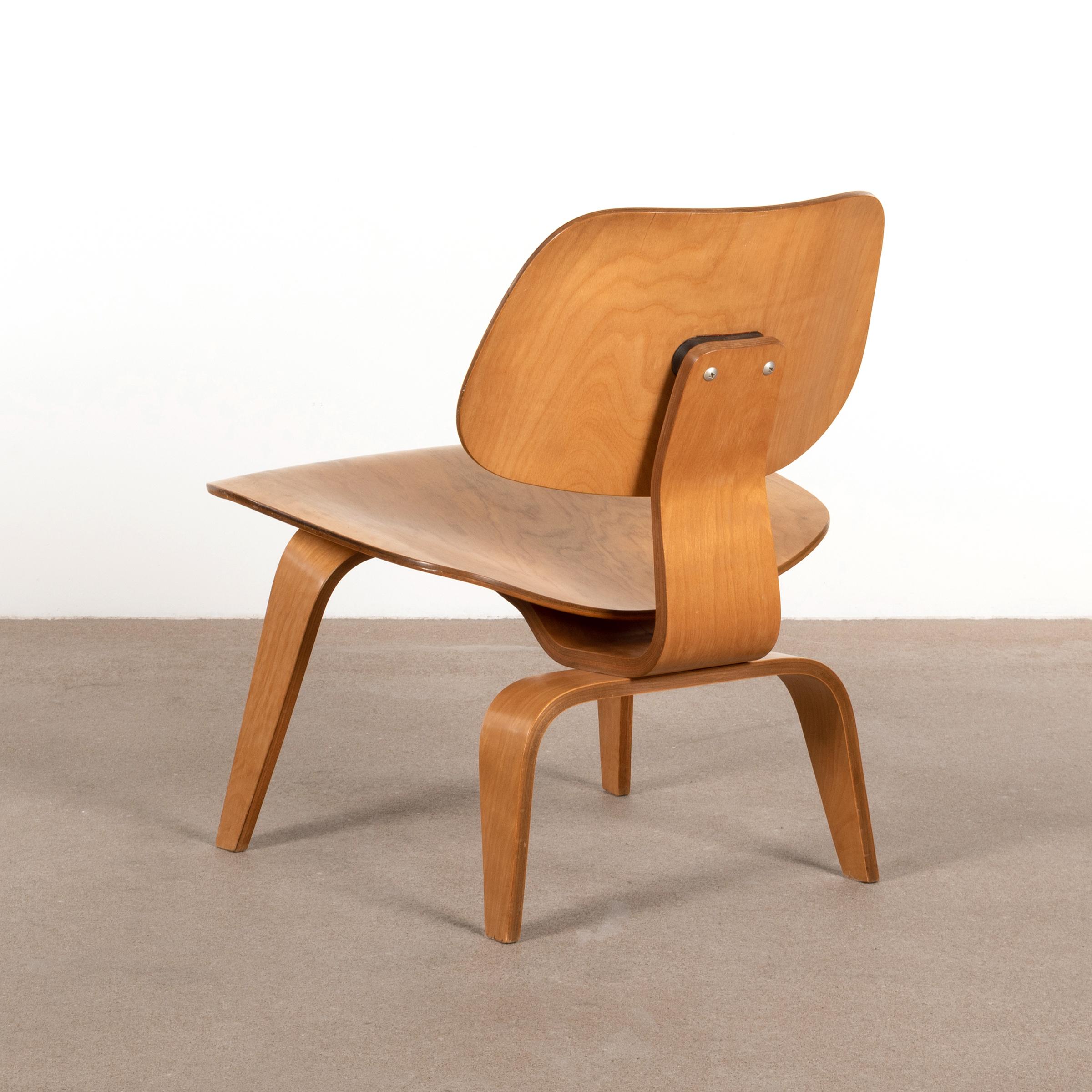 Iconic LCW lounge chair in maple plywood. The veneer and chair is in very good original vintage condition with nice patina. Light traces of use, but no major cosmetic distractions. Early Evans production (Evans molded plywood division) for Herman