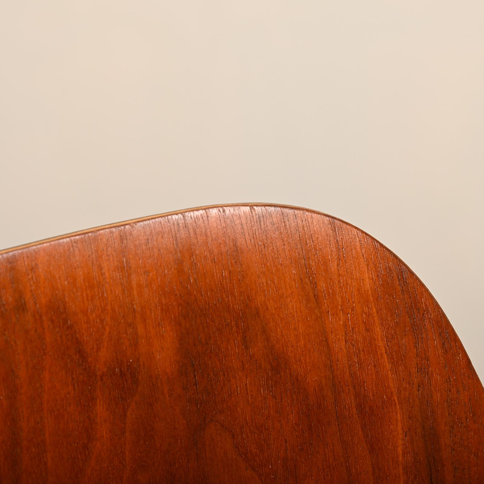 Charles and Ray Eames Early restored DCW Walnut Plywood Chairs, Herman Miller en vente 2