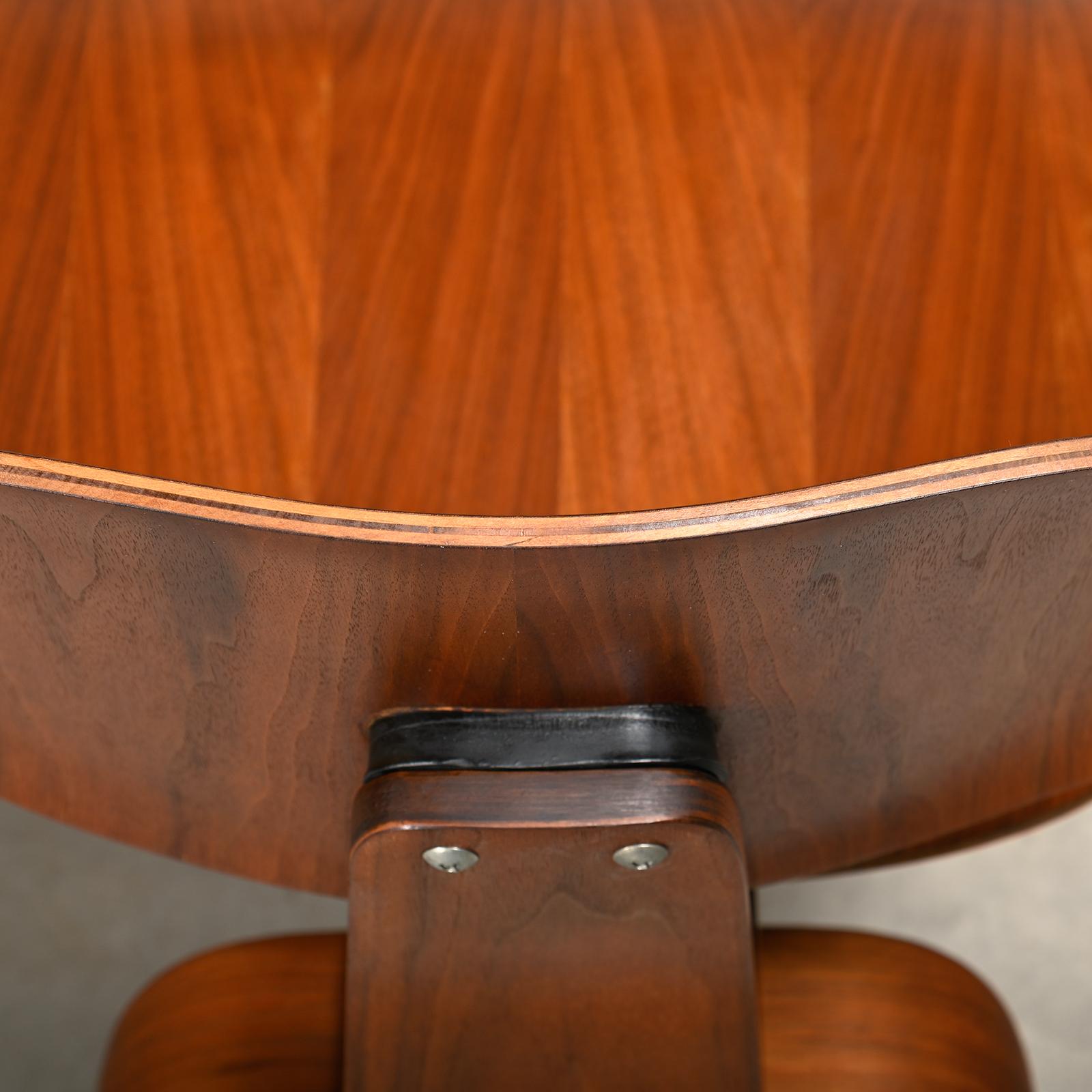 Charles and Ray Eames Early restored DCW Walnut Plywood Chairs, Herman Miller en vente 3