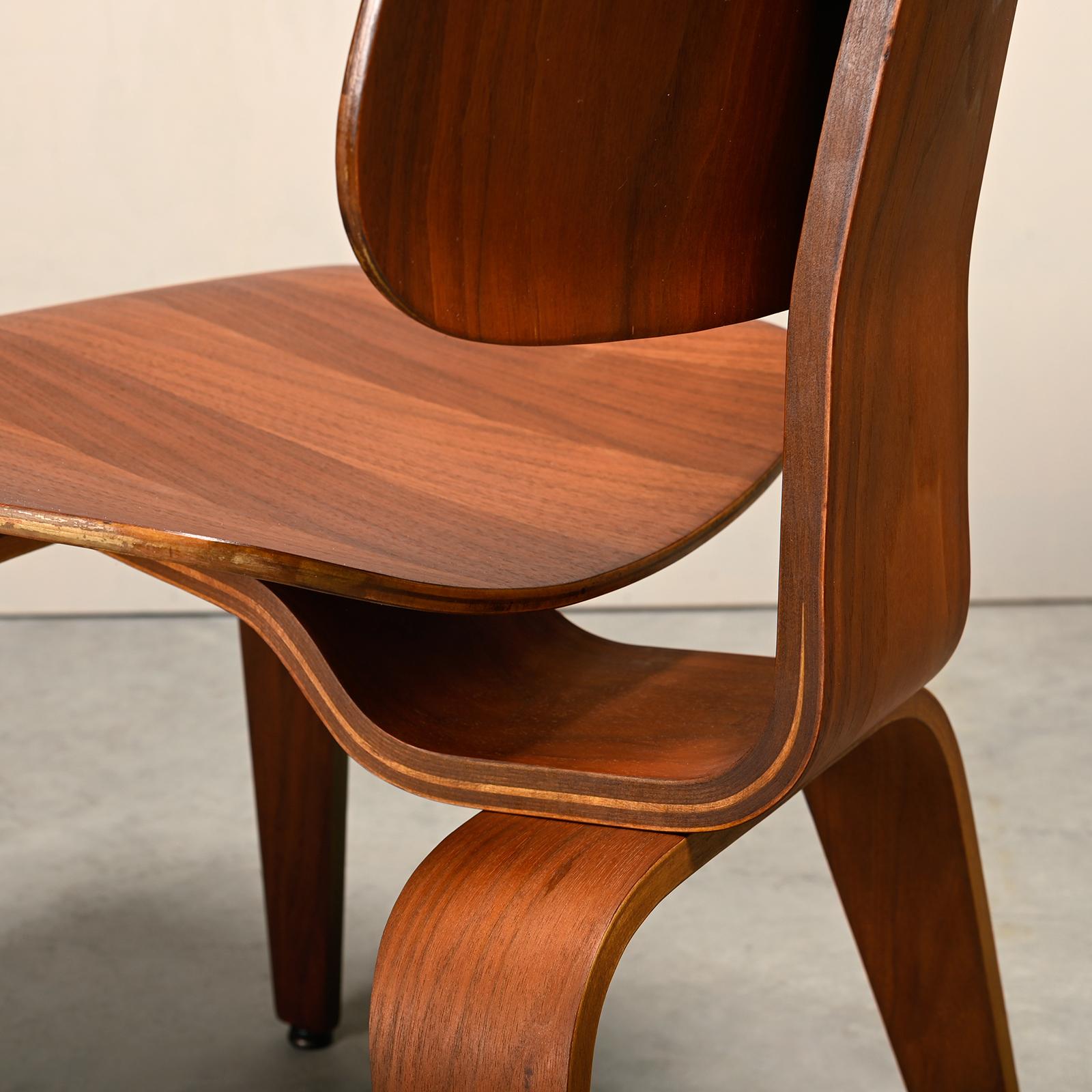 Charles and Ray Eames Early restored DCW Walnut Plywood Chairs, Herman Miller en vente 4